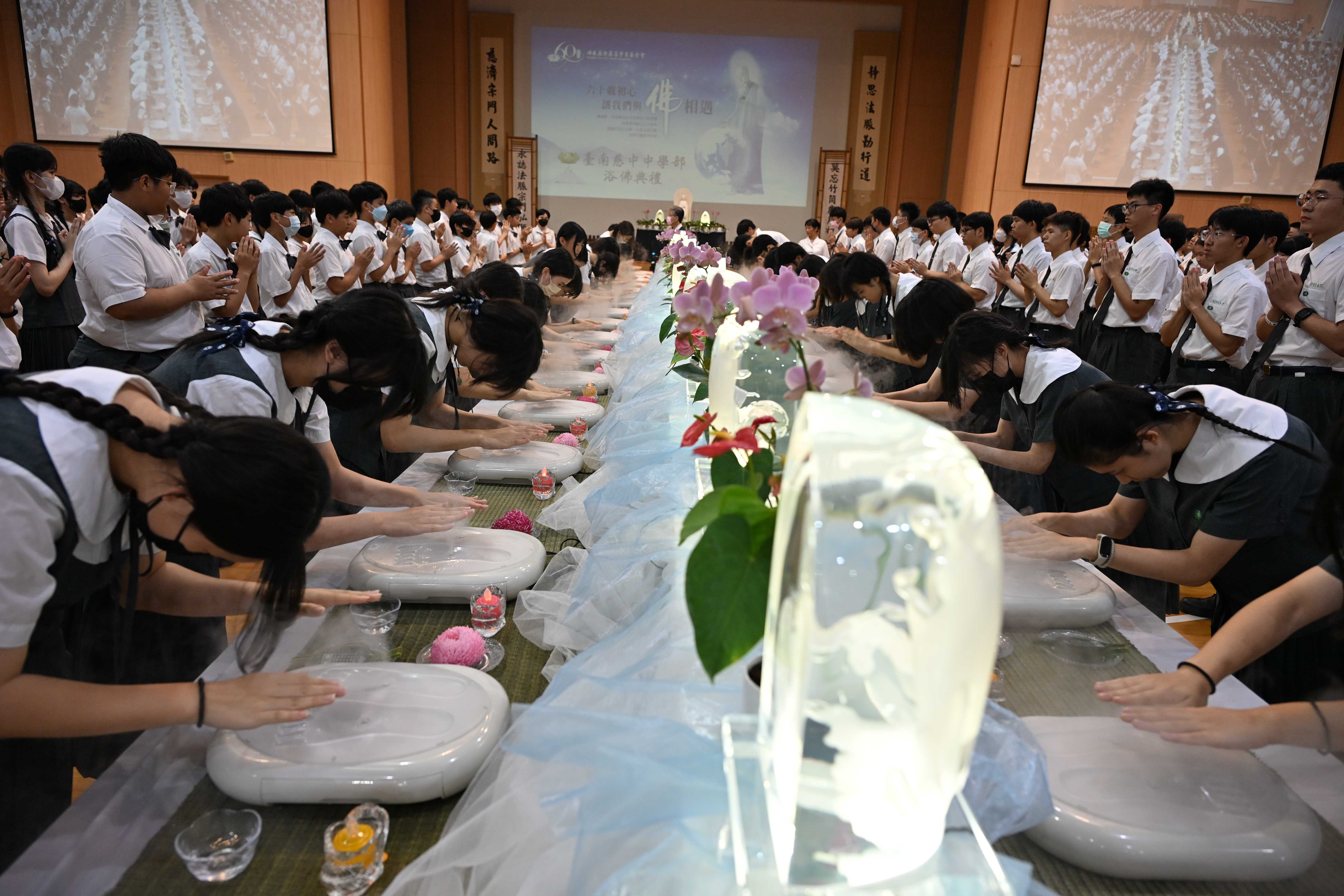臺南慈濟高中恭敬浴佛 虔誠感念眾生恩