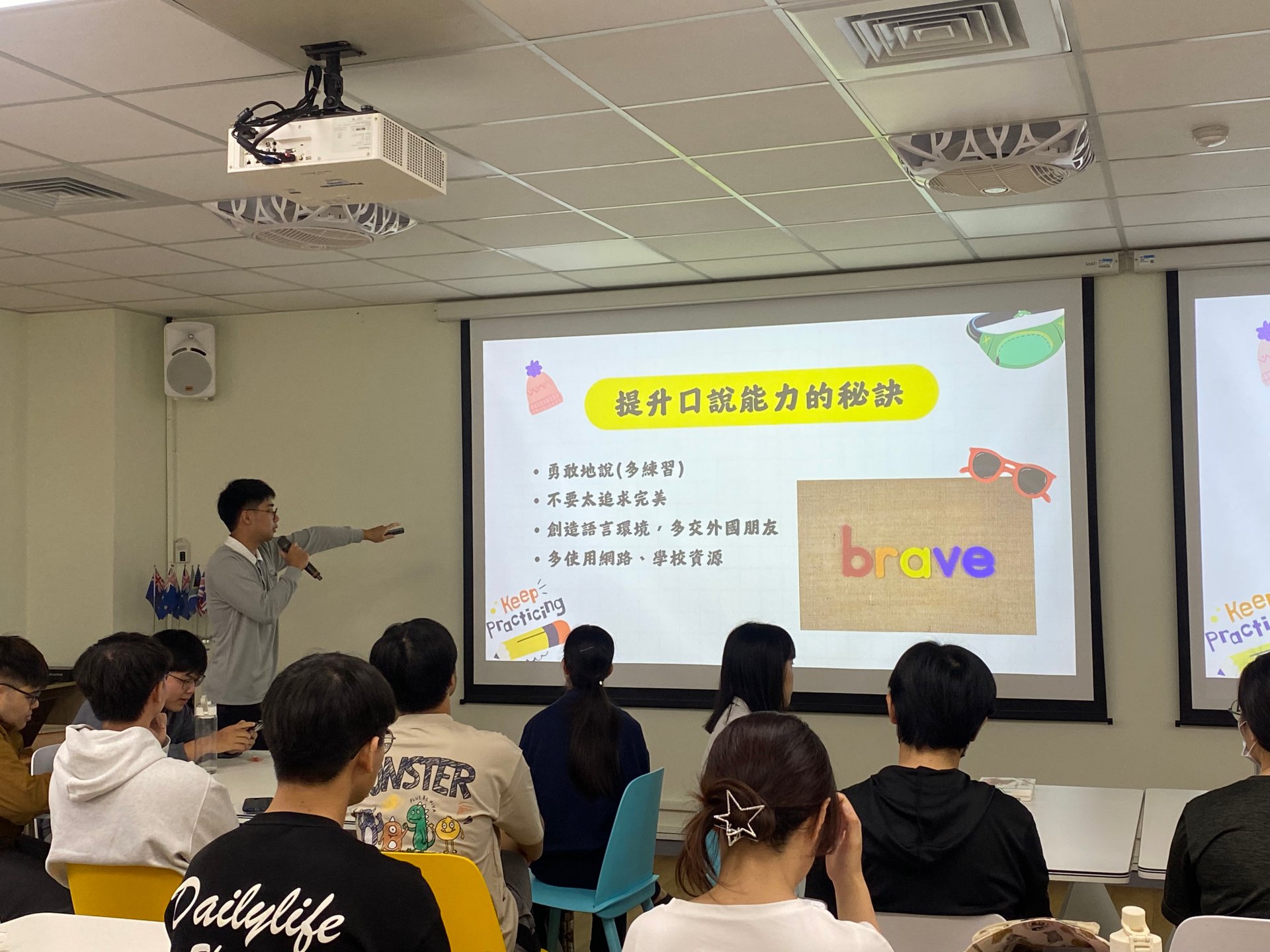 黃茂霖同學分享提升英語口說能力的方法，鼓勵同學勇敢開口