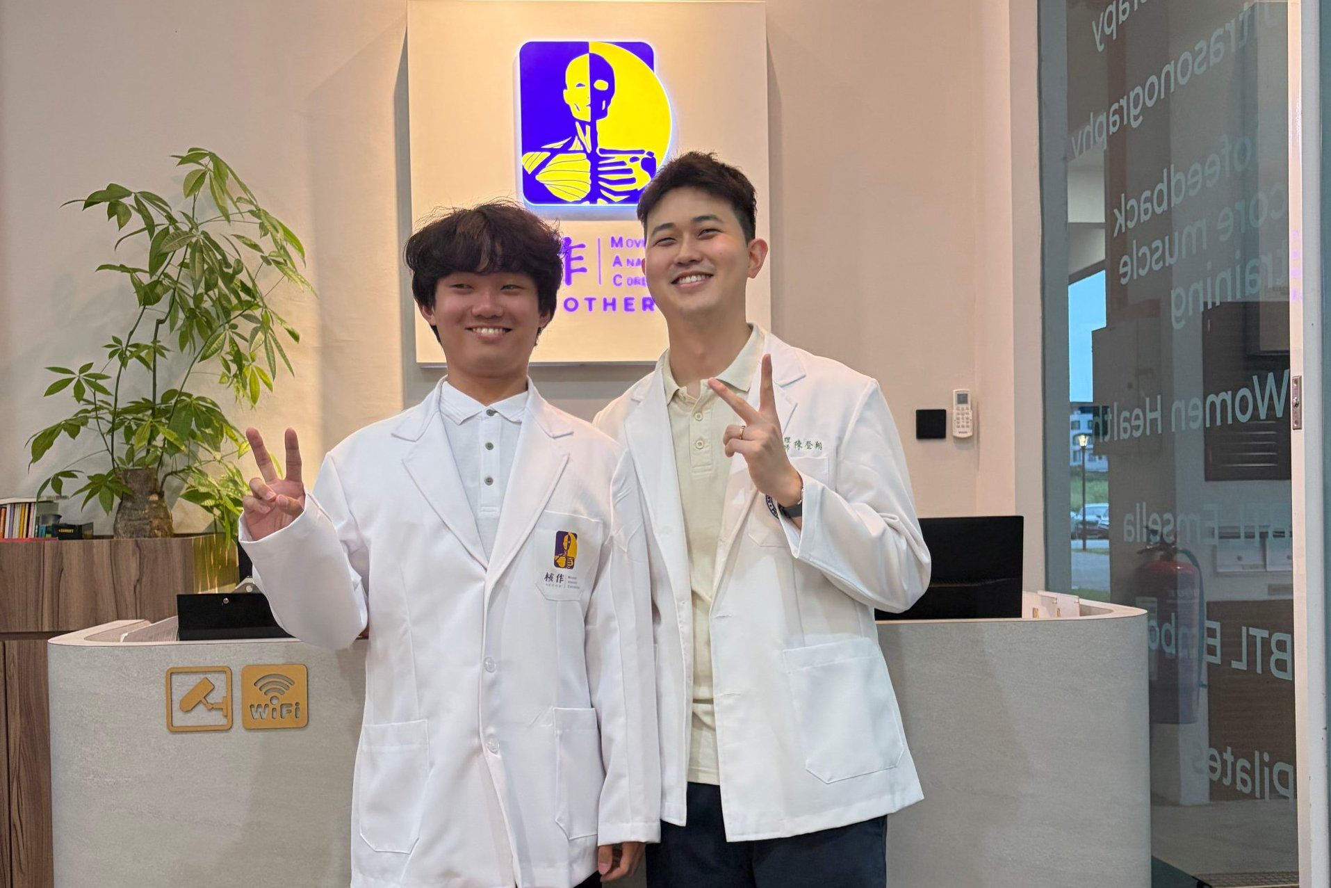 物治系校友陳登翔(右)因希望回饋母校,特別提供學弟妹海外學習機會