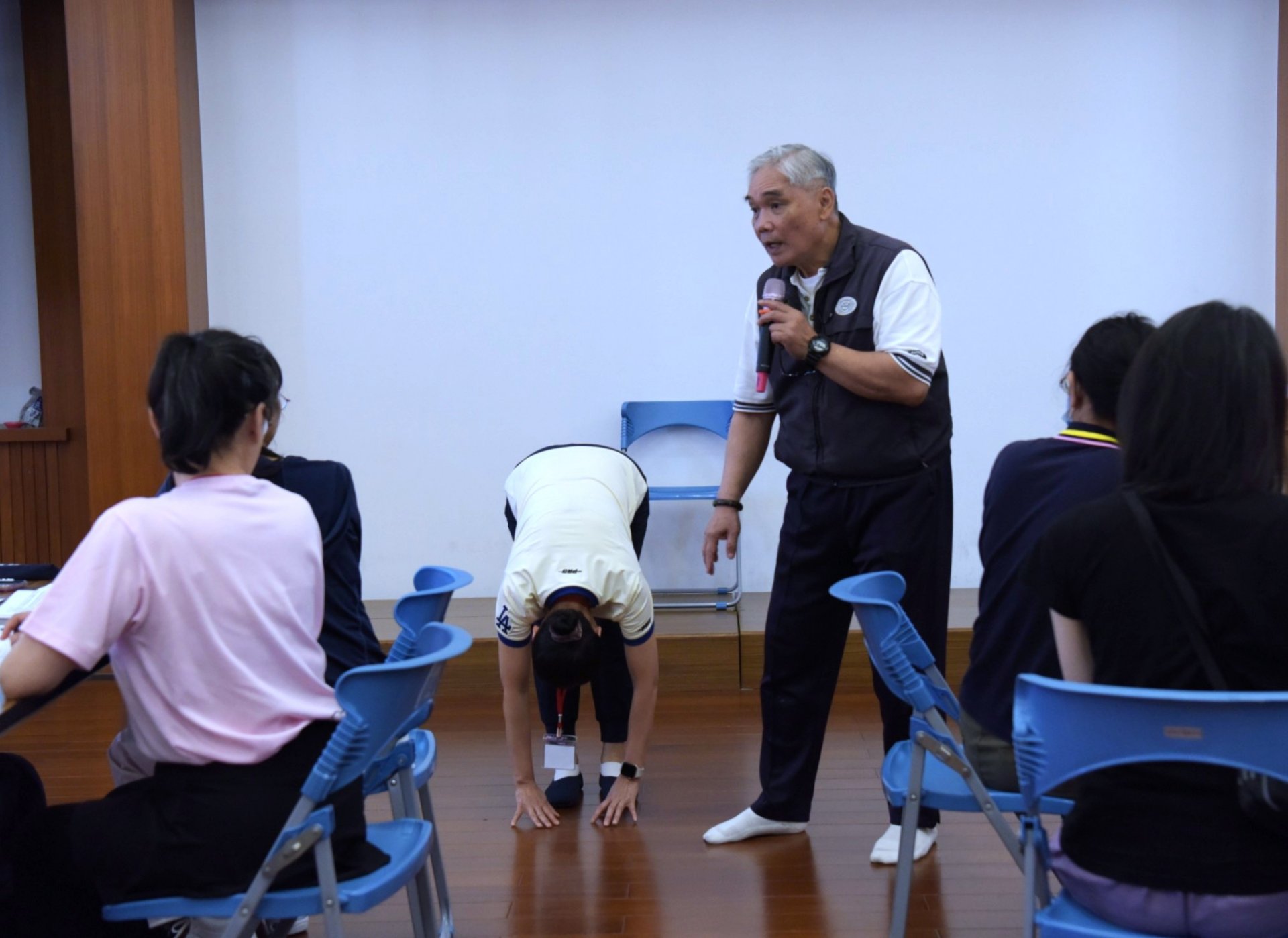 5月 16、17 日集中於基礎理論與實作演練，包括「長者體適能檢測」的實務操作，前慈濟大學體育教學中心退休教授黃新作指導學員。