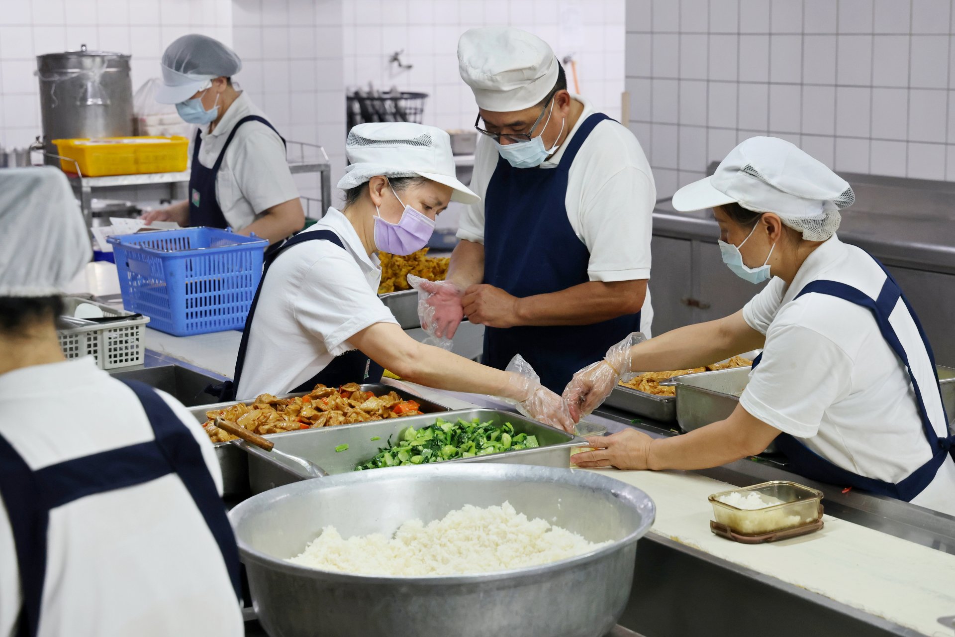 花蓮慈濟醫院同心圓餐廳提供的「客製化打餐服務」，讓同仁可以自行評估後調整需求，例如飯少、菜多等等，落實「吃多少、拿多少」的惜食精神，也成功減少廚餘與垃圾量。
