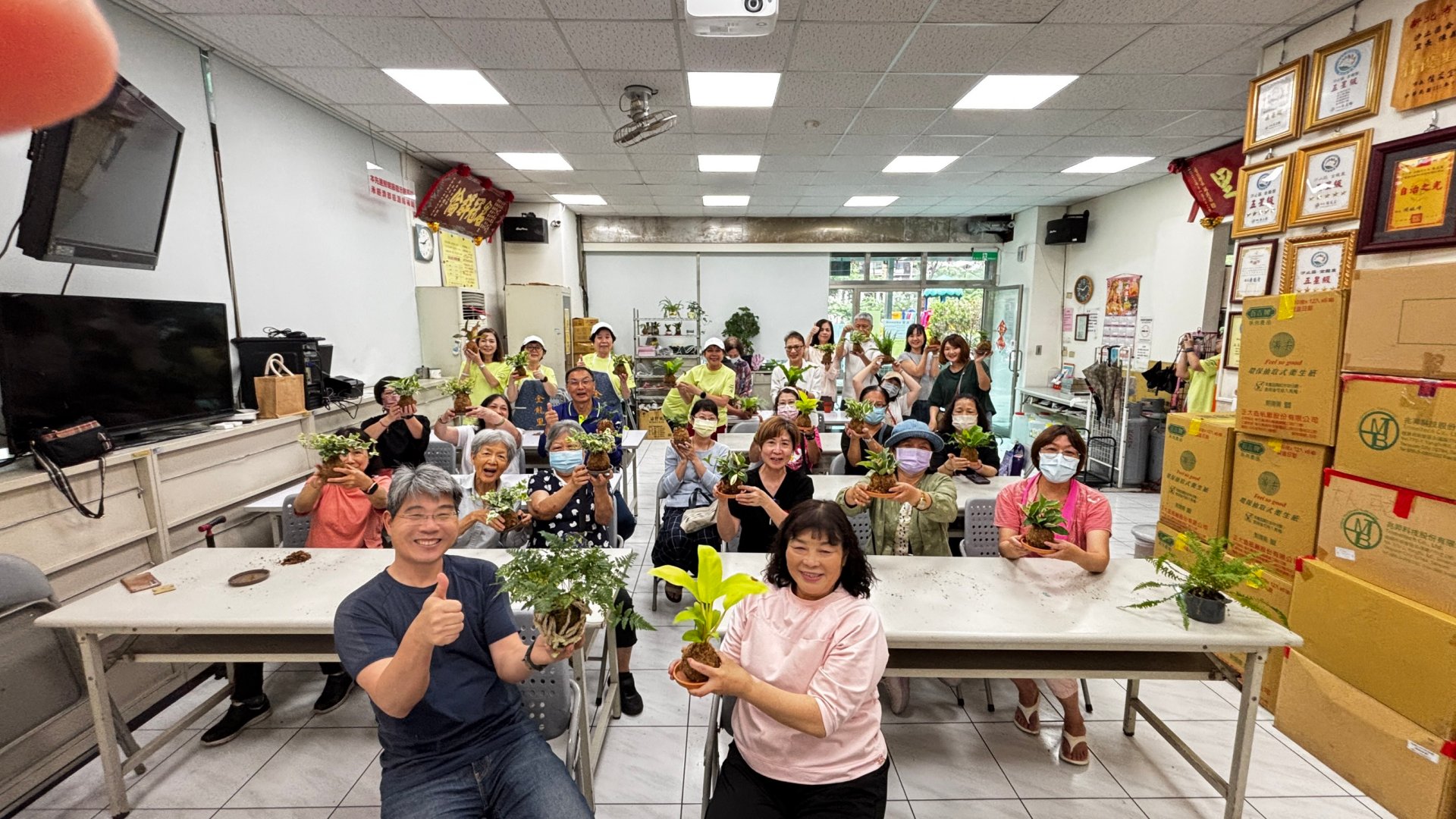 新北市城市綠美學輔導團結合園藝美學與環境永續概念,帶領社區居民製作綠色療癒作品。