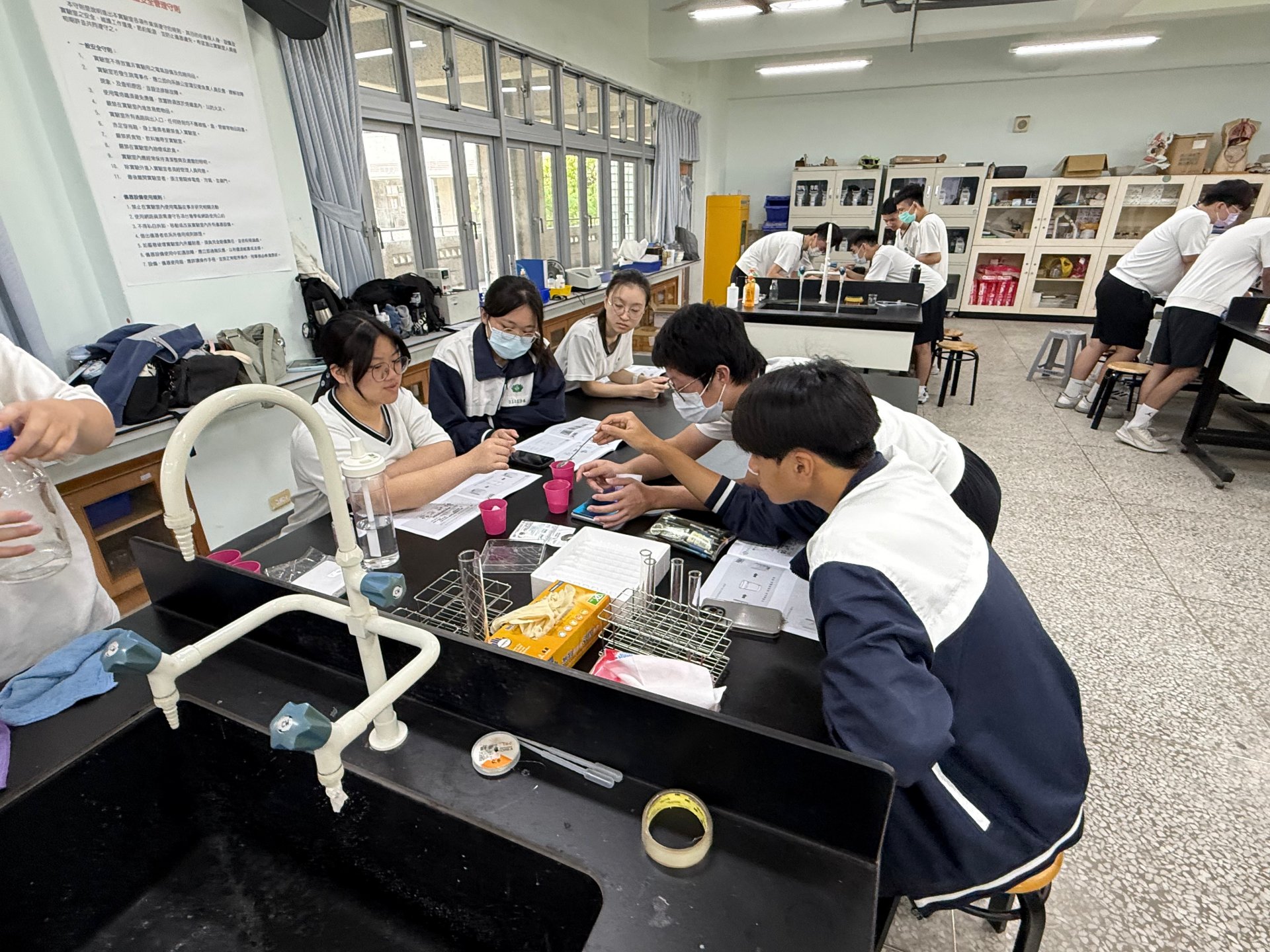 學生親自實驗吸水材料的吸水能力，透過操作過程了解綠色材料與環保科技的應用原理。