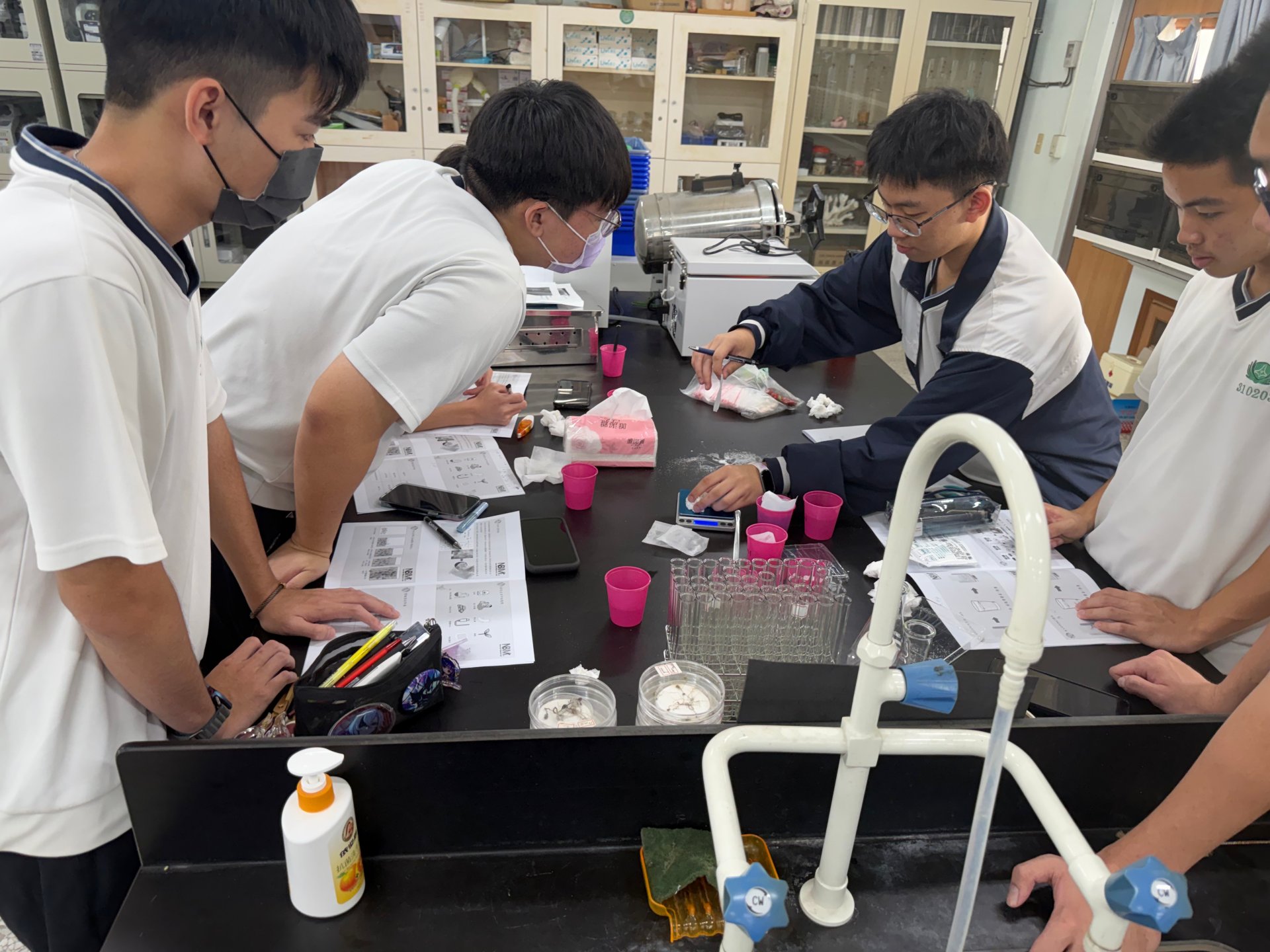 同學們熱烈討論實驗內容與操作成果，現場氣氛十分活躍。