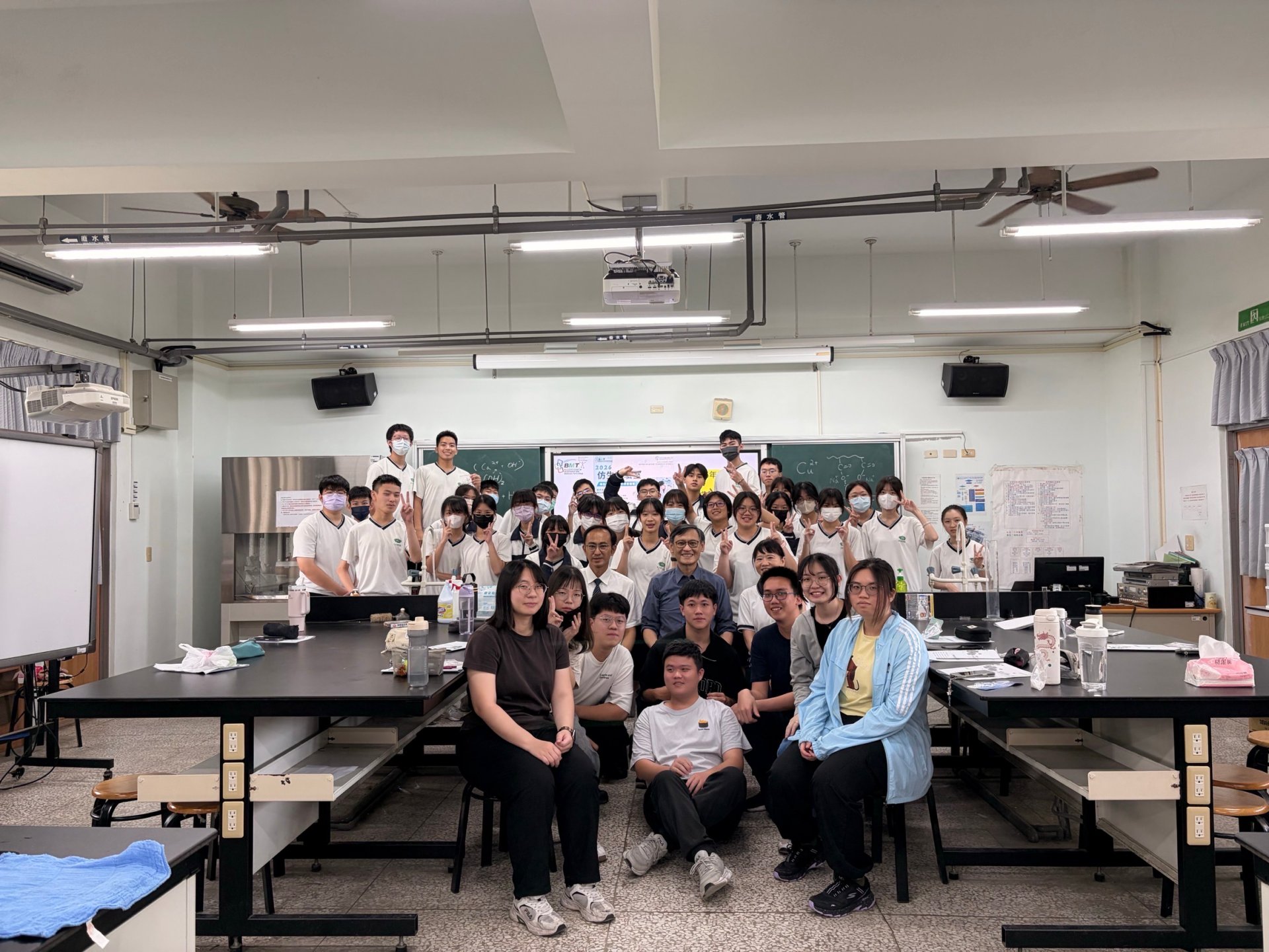 活動最後，學生與教授及助教們一同合影留念，為此次綠色仿生材料體驗活動畫下圓滿句號