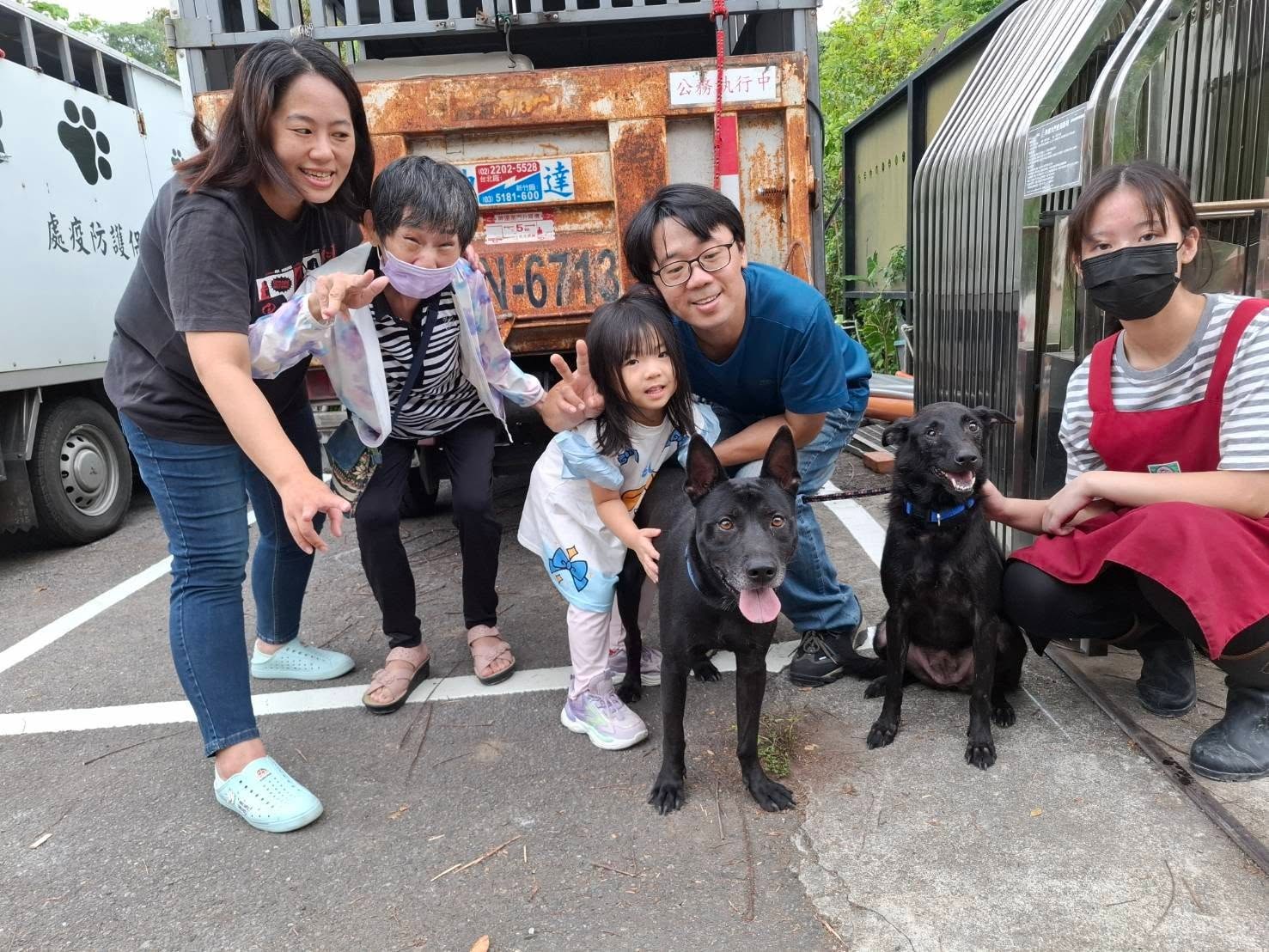 世界黑狗日 新北徵「人犬搭檔」 收容犬受訓拚當治療犬