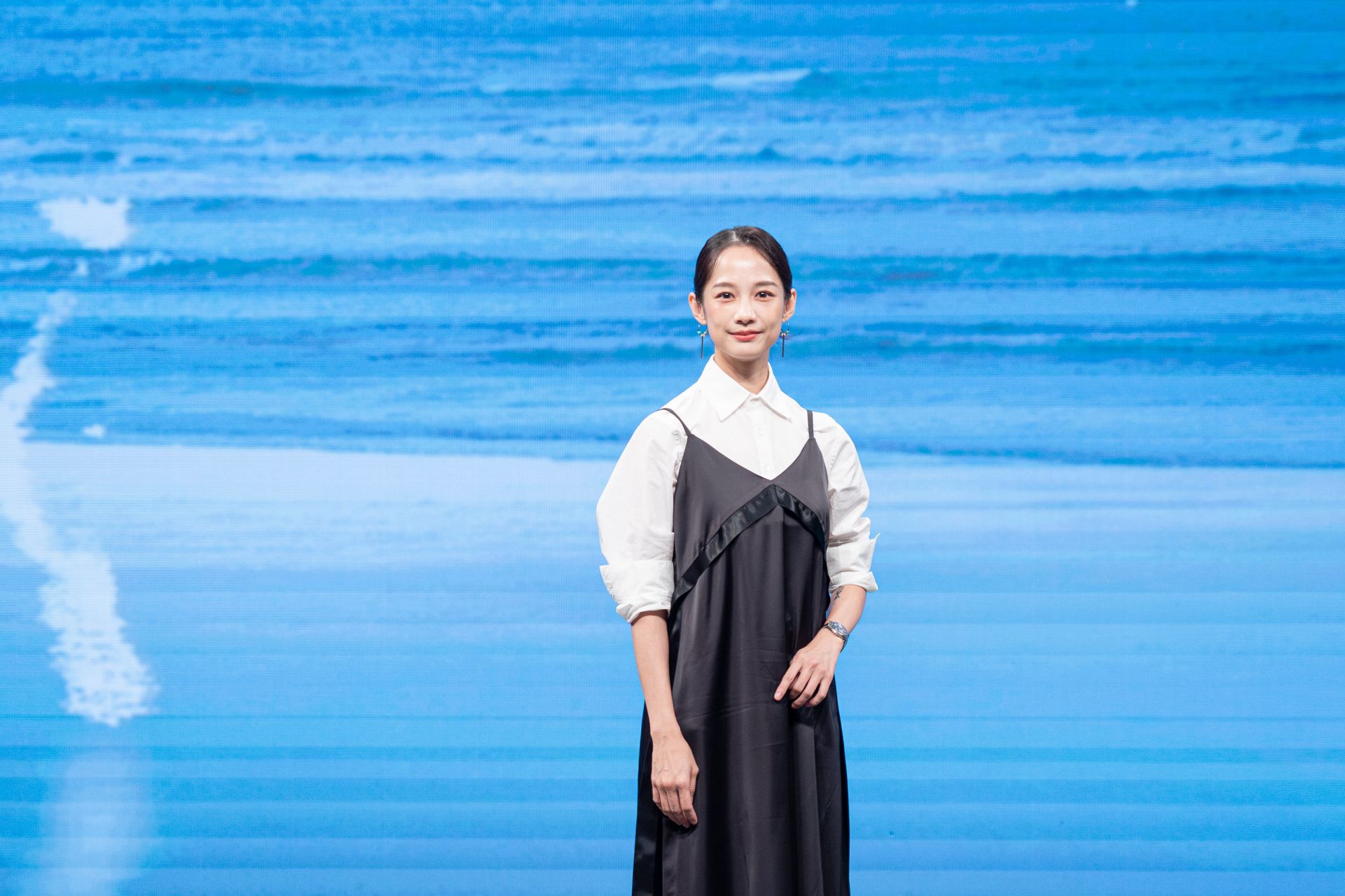 《銀髮白之歌》系列電視電影《靜曦》,簡嫚書飾演顏惠美(靜曦)。