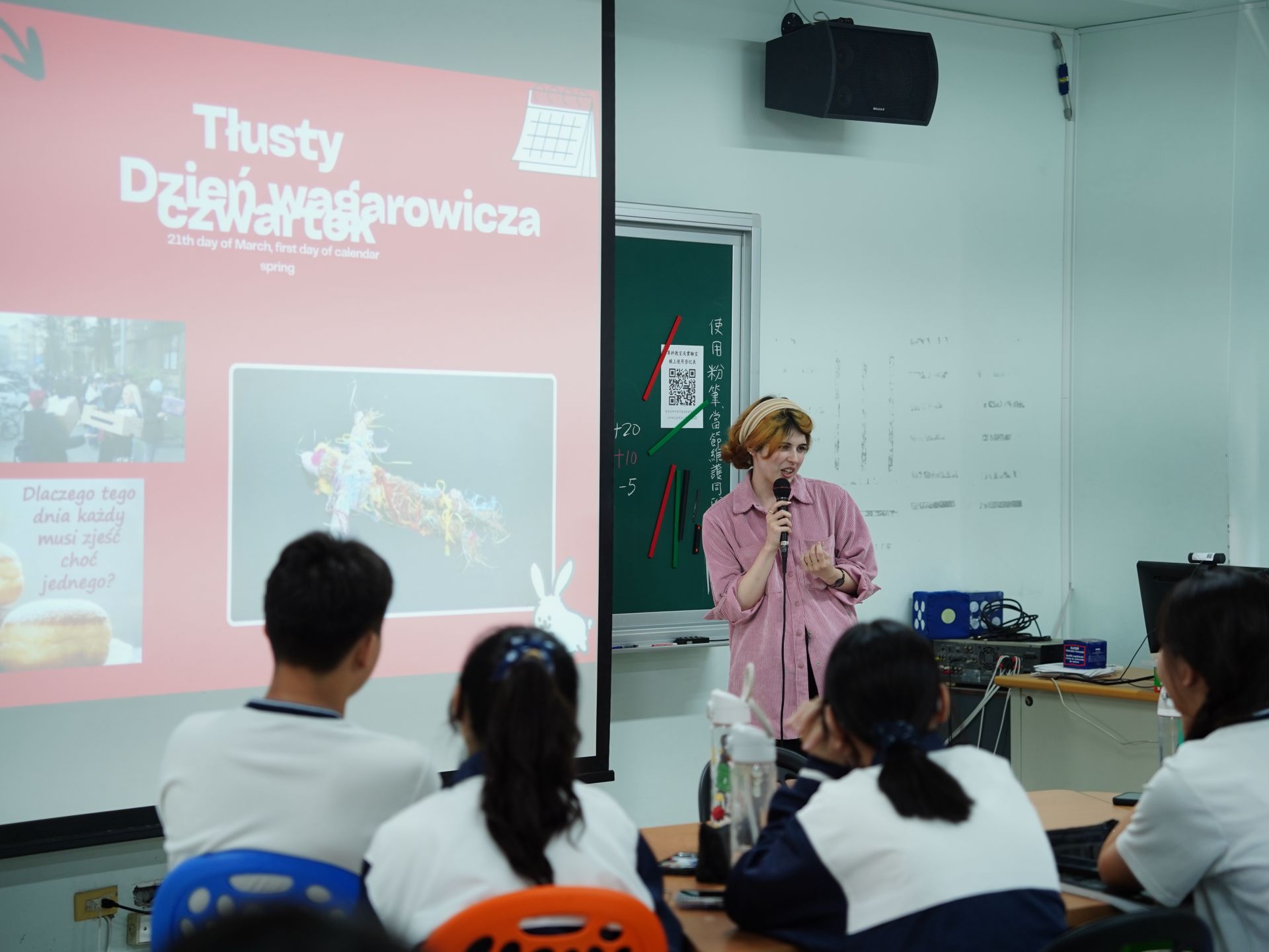 介紹波蘭的「肥胖星期四」傳統節慶,當天大家會一起品嚐象徵好運的玫瑰果醬甜甜圈