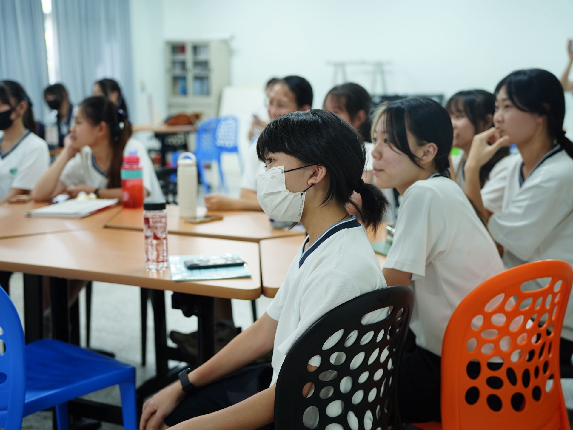 國際交流社的學生們很認真地聆聽,對波蘭這個國家有更深層的了解。