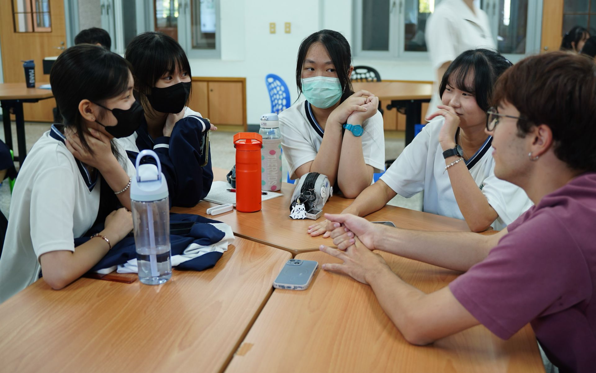 學生們不僅練習口語表達,也從對話中了解許多課本與影片中難以體會的文化細節