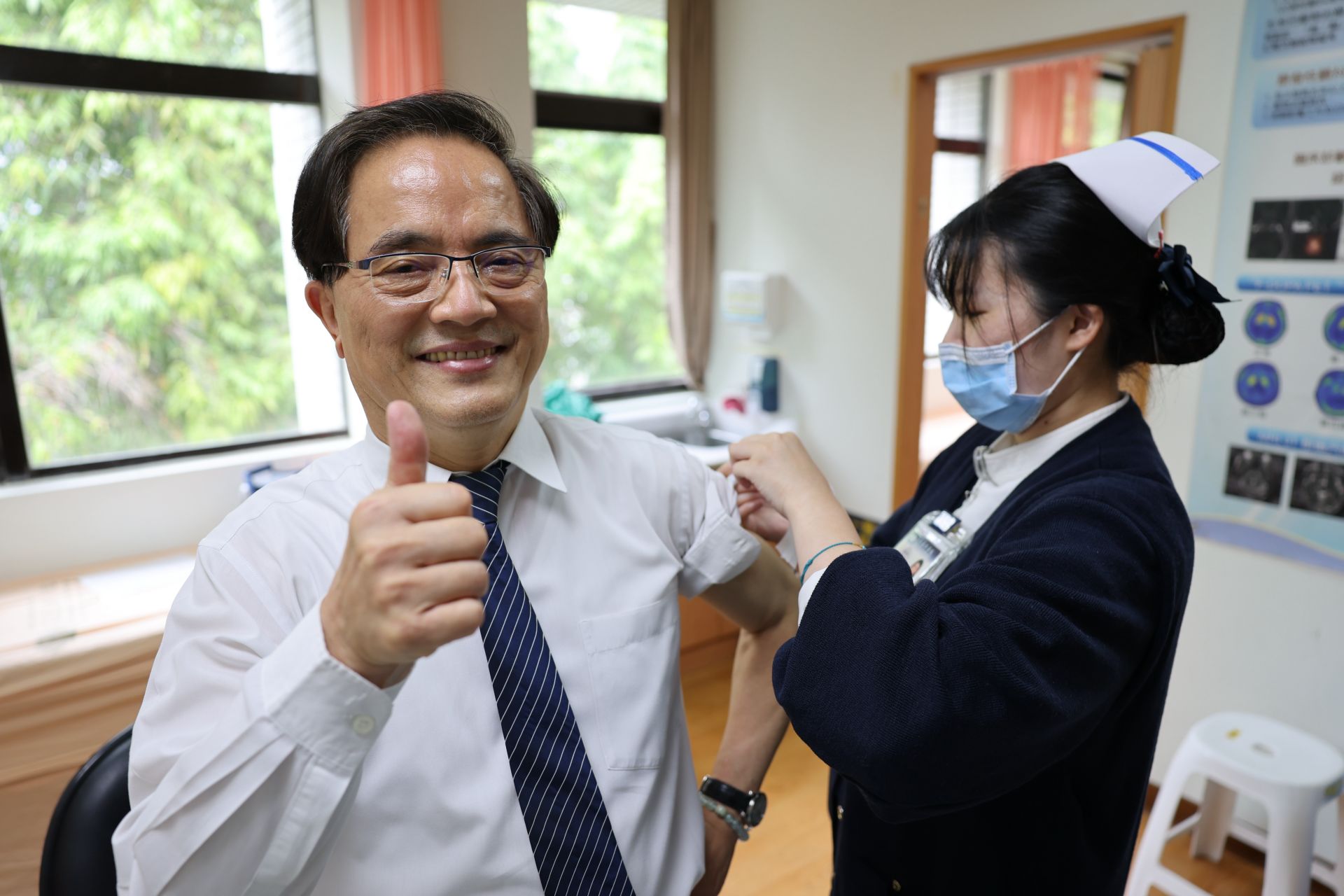 林欣榮院長身為第一線同仁,身體力行率先接種流感疫苗,施打疫苗增強自體免疫力,也守護所有人的健康。