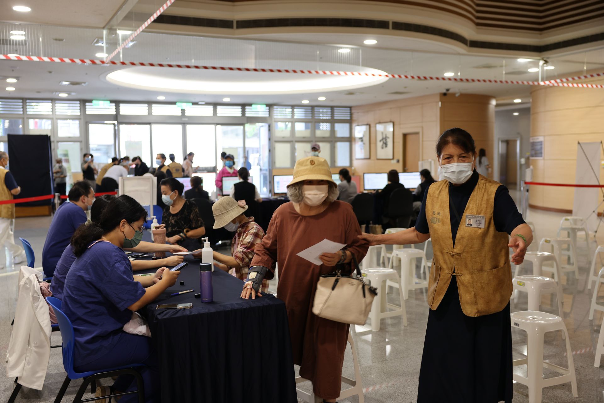 首日上午為65歲以上長者集中施打,達到250人次,多位民眾表示流程動線快速有效率。