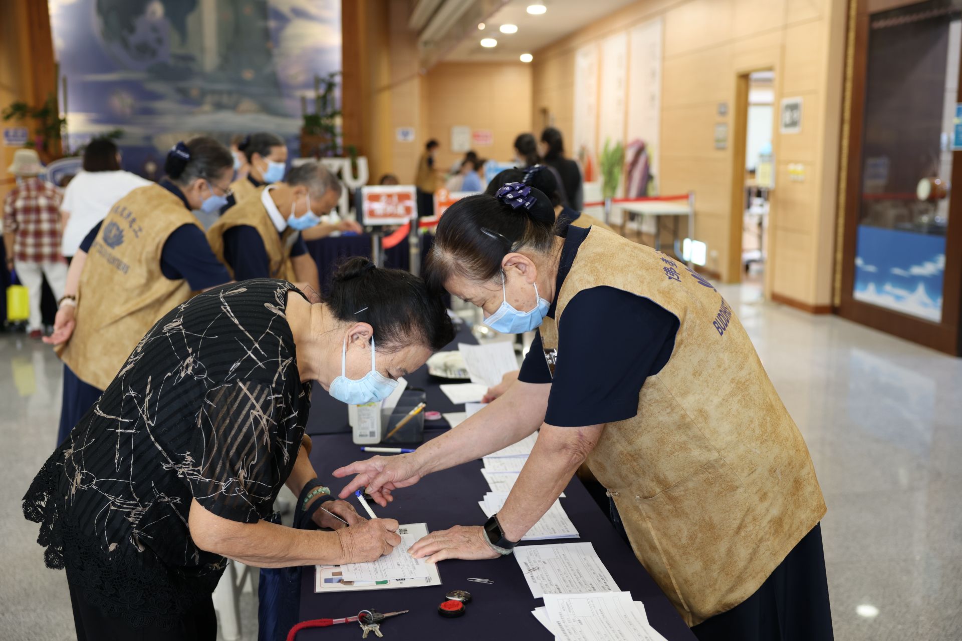 首日上午為65歲以上長者集中施打,達到250人次,多位民眾表示流程動線快速有效率。
