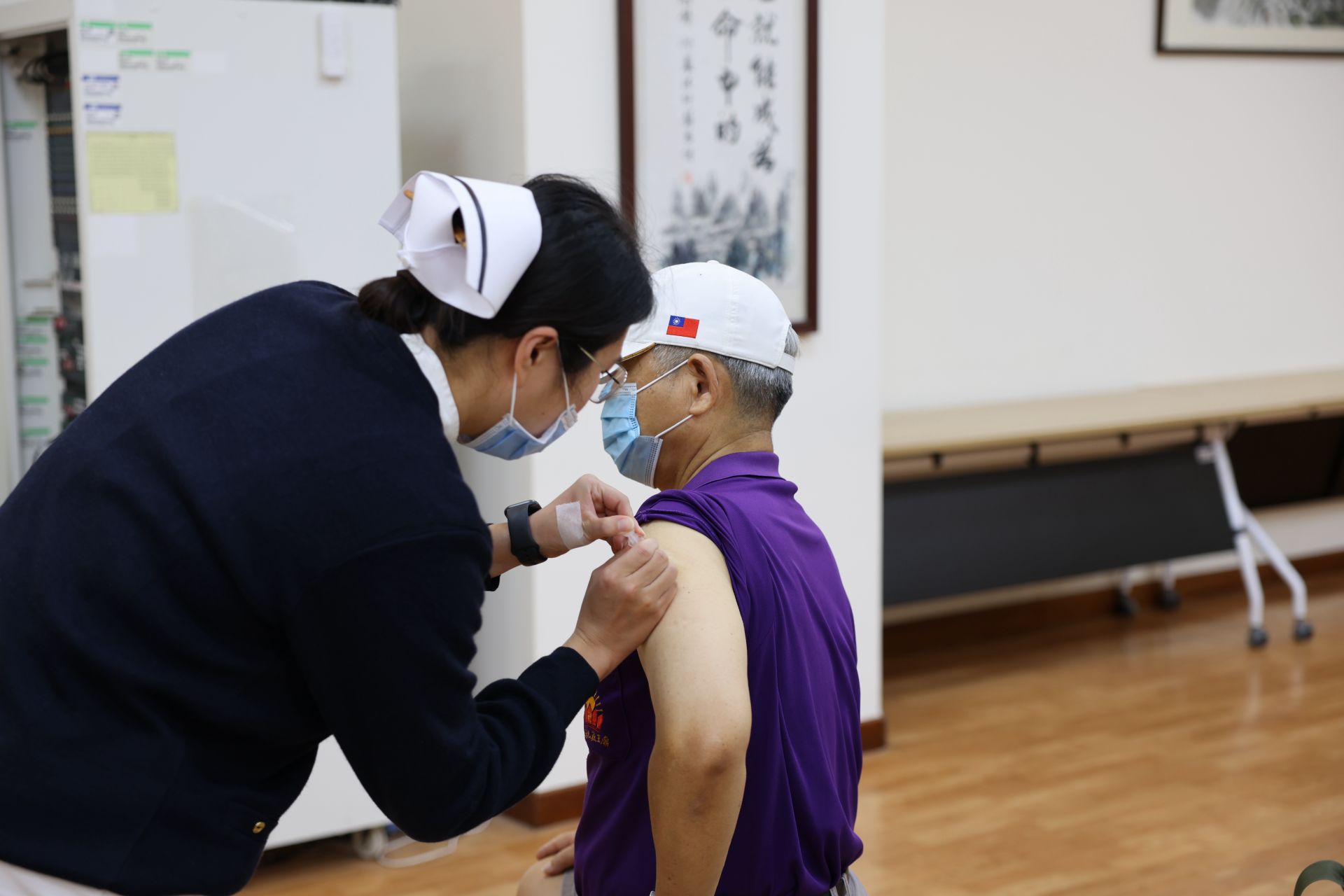 首日上午為65歲以上長者集中施打,達到250人次,多位民眾表示流程動線快速有效率。