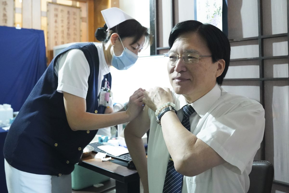 趙有誠院長帶領院部主管率先接種流感及新冠疫苗,以行動響應接種政策,鼓勵符合資格的民眾一同以「左流右新」守護健康。