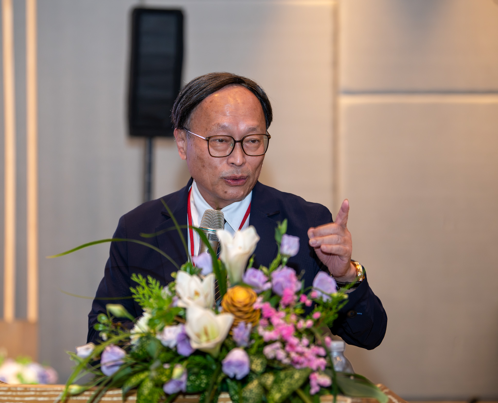 大林慈濟醫院賴寧生院長以「從綠色醫院到永續醫療-大林慈濟的永續治理實踐」專題揭開序幕。