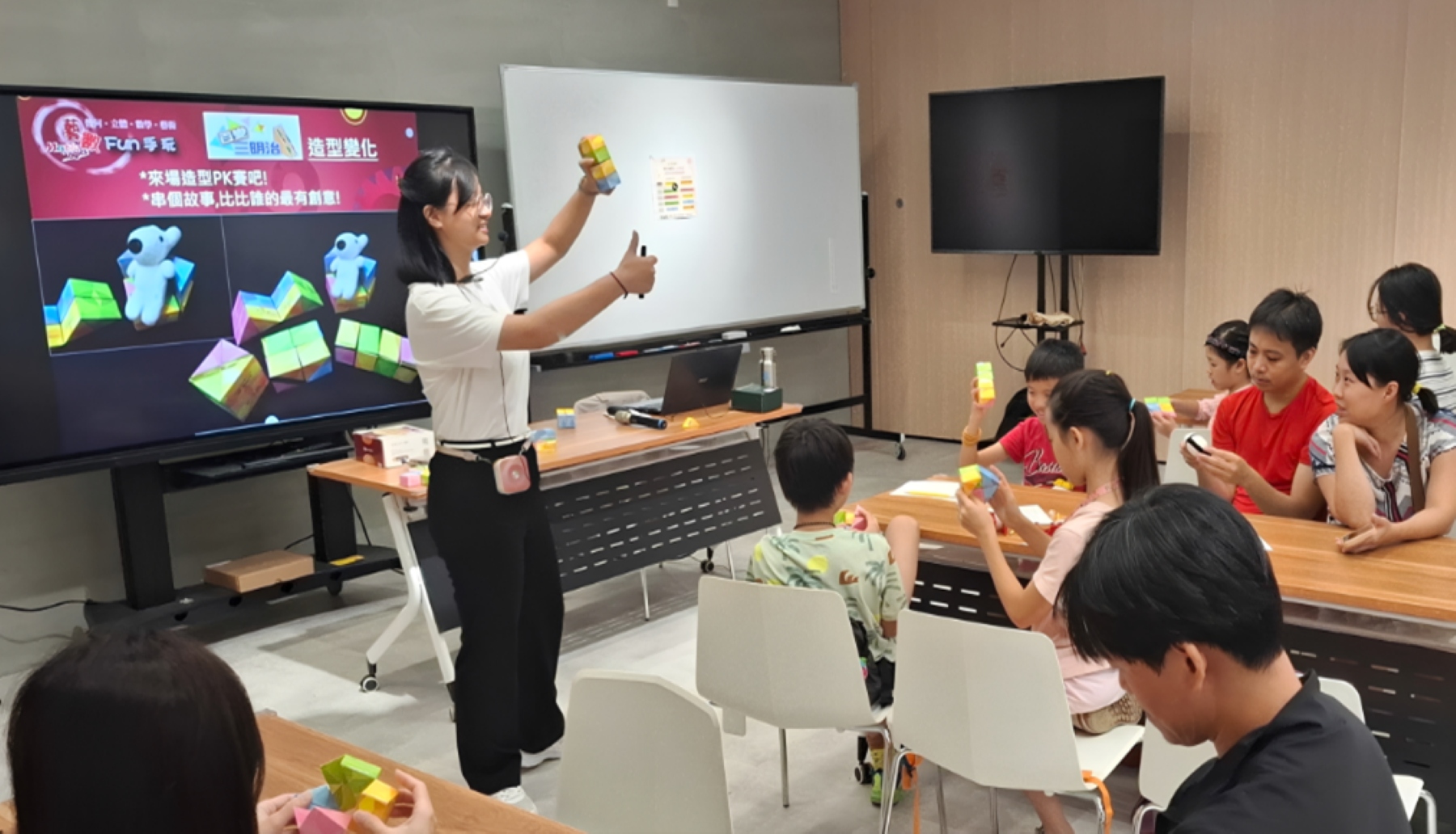 彭暄婷在國立臺灣科學教育館擔任假日親子體驗工作坊講師