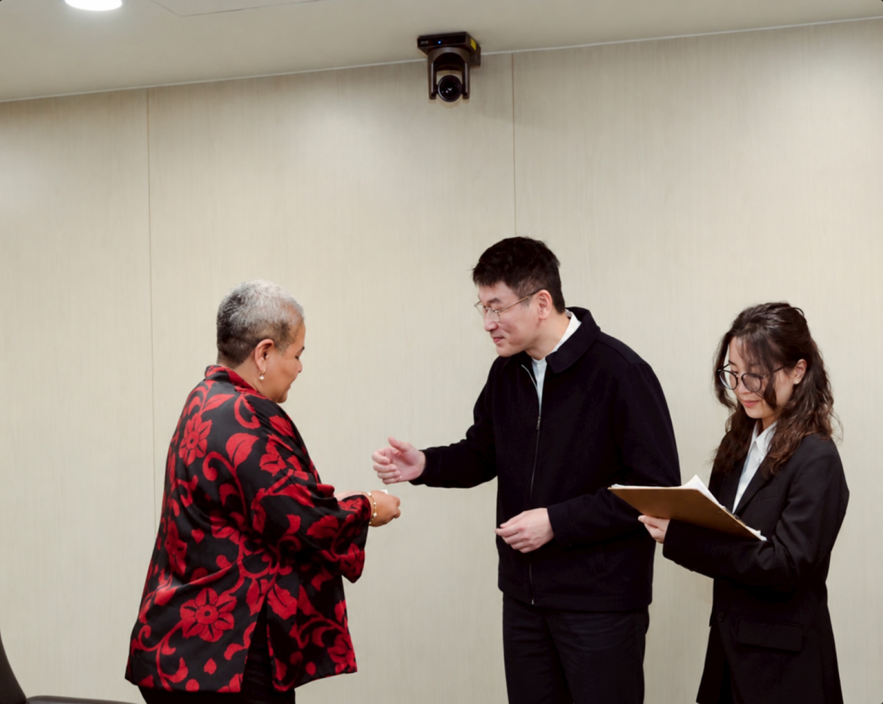 朱巧筠(右一)在西語記者團來訪期間擔任隨行翻譯及助理