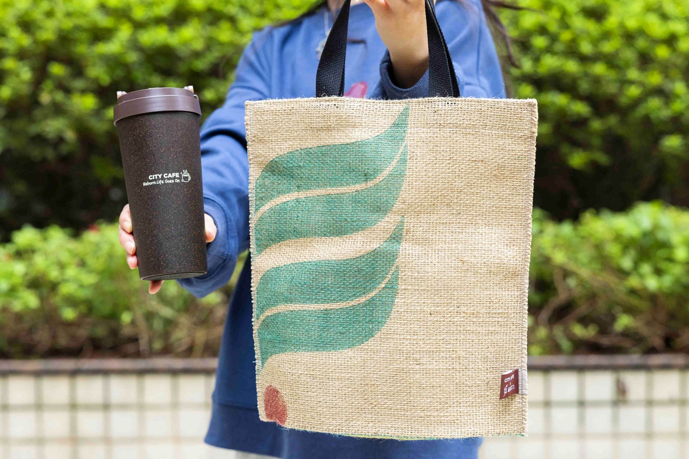 04.CITY CAFE攜手公益女力團體「蘆葦女力」將來自尼加拉瓜、瓜地馬拉、巴西等原產地咖啡豆袋再生成永續風格良品。照片提供 7-ELEVEN CITY CAFE