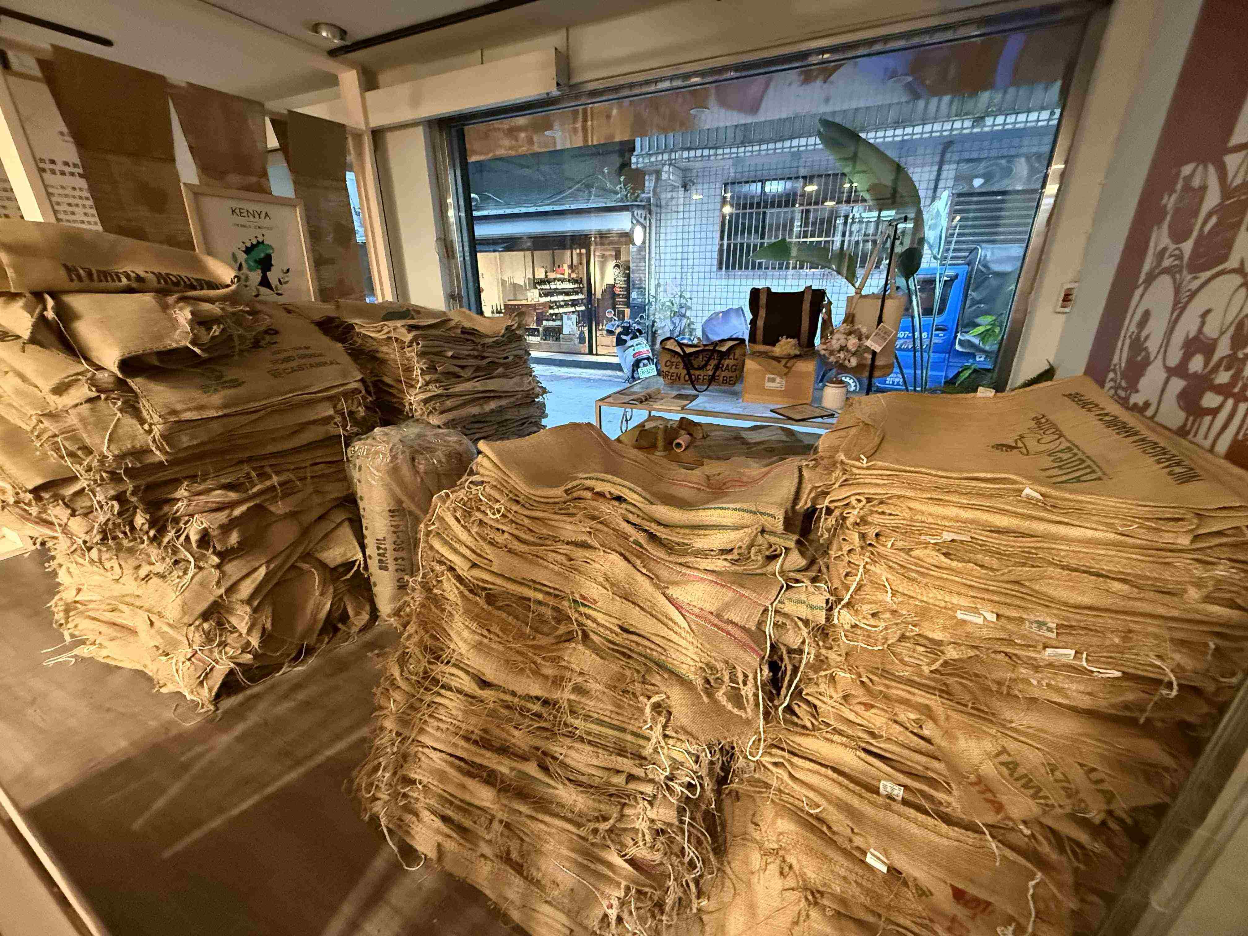 嚴選CITY CAFE來自原產地的鬥袋，從源頭減廢，本次兩款限量商品，約減碳260KG