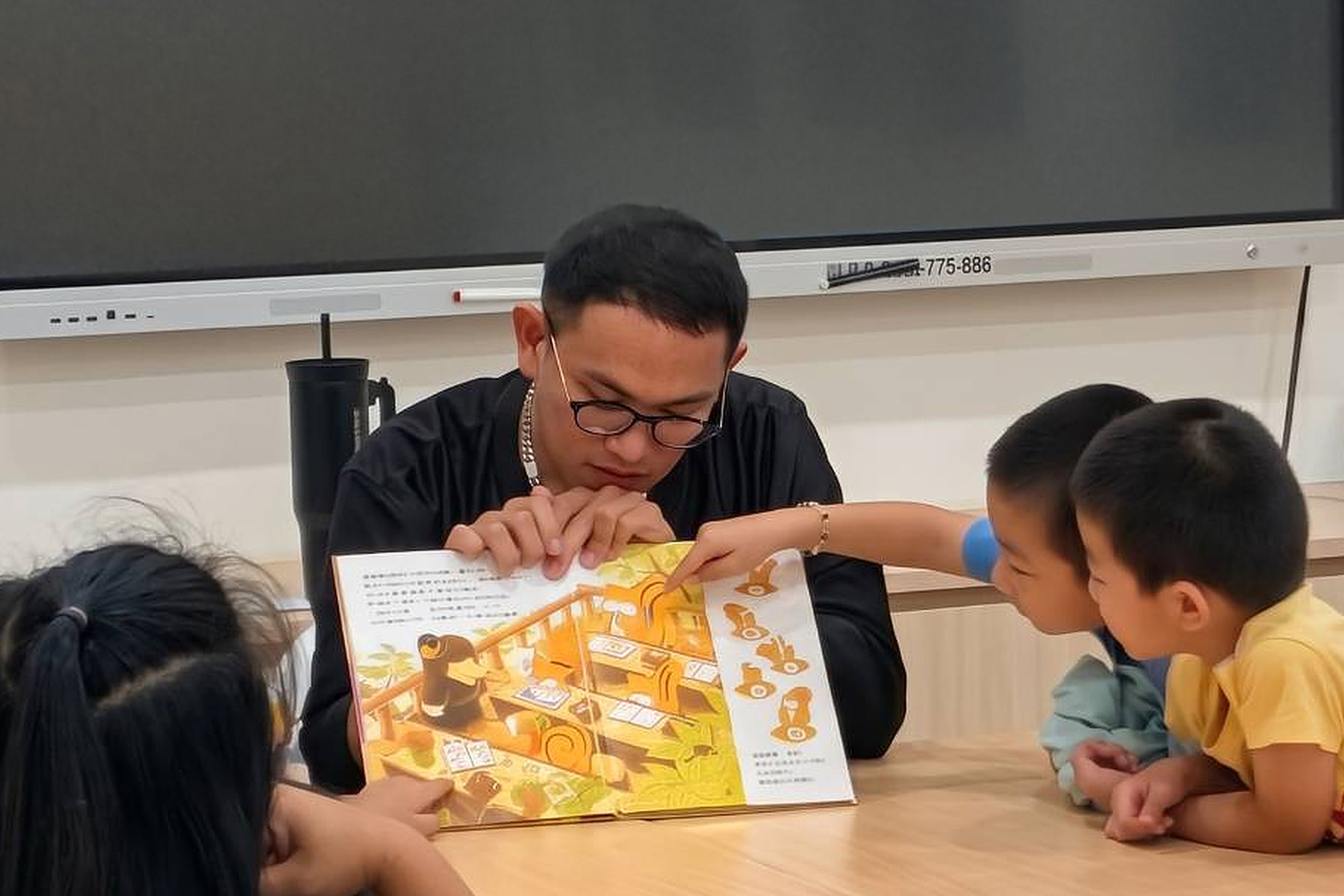 社工透過繪本引導孩子思考學習，鼓勵孩子說出面對新學期的心情