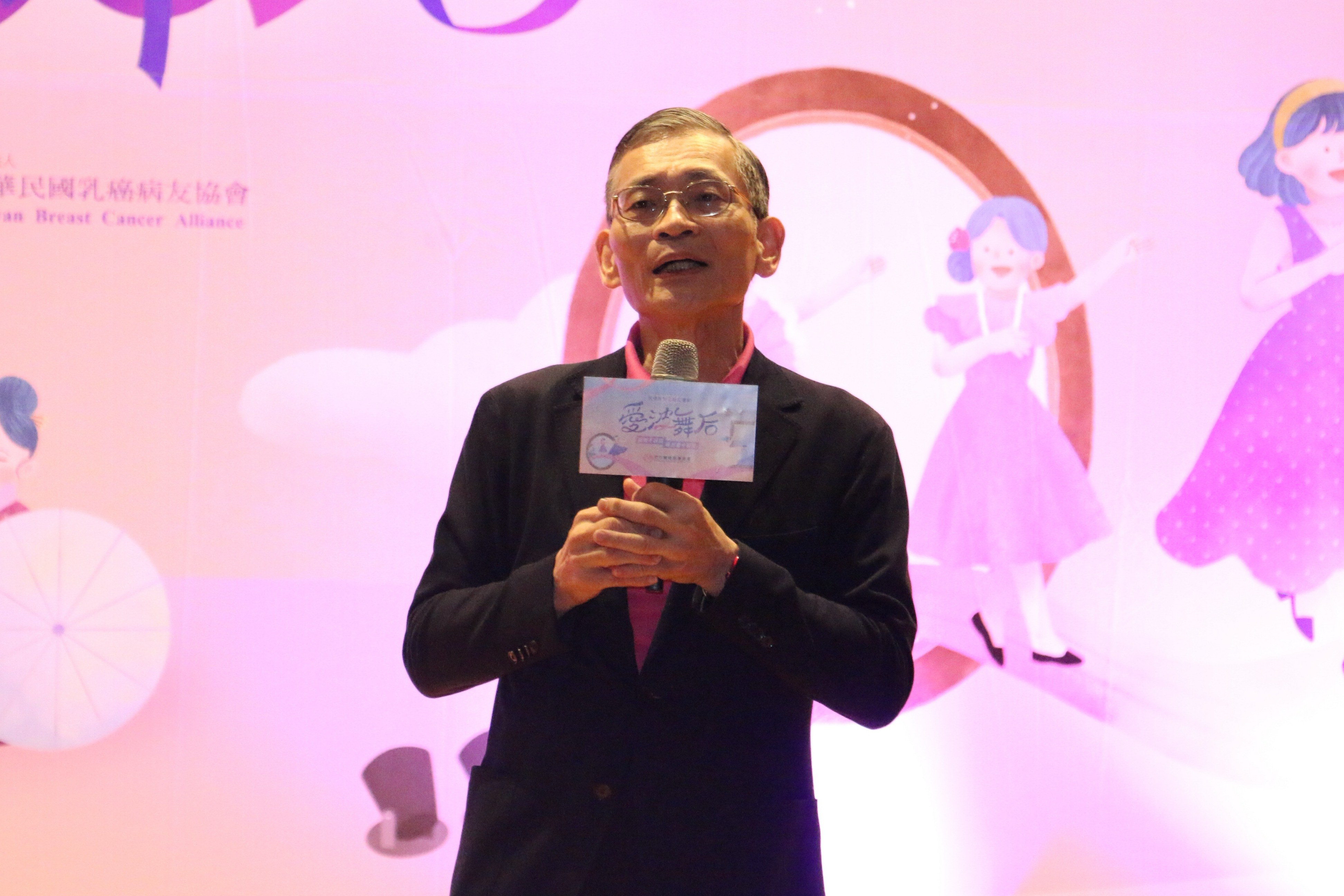台灣癌症基金會董事兼國策顧問簡文仁致辭時鼓勵癌友，生病之後依然可以重新成為自己喜歡的模樣。