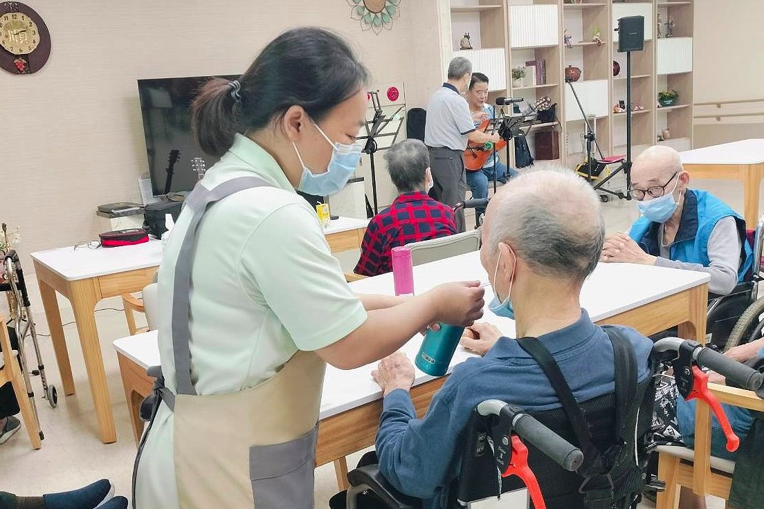 阮中海歐（左）在工作中把住民當成家人，從飲食、情緒等細微變化瞭解長輩需求，榮獲臺中金照獎個人類「長照國際巨星獎」第三名。