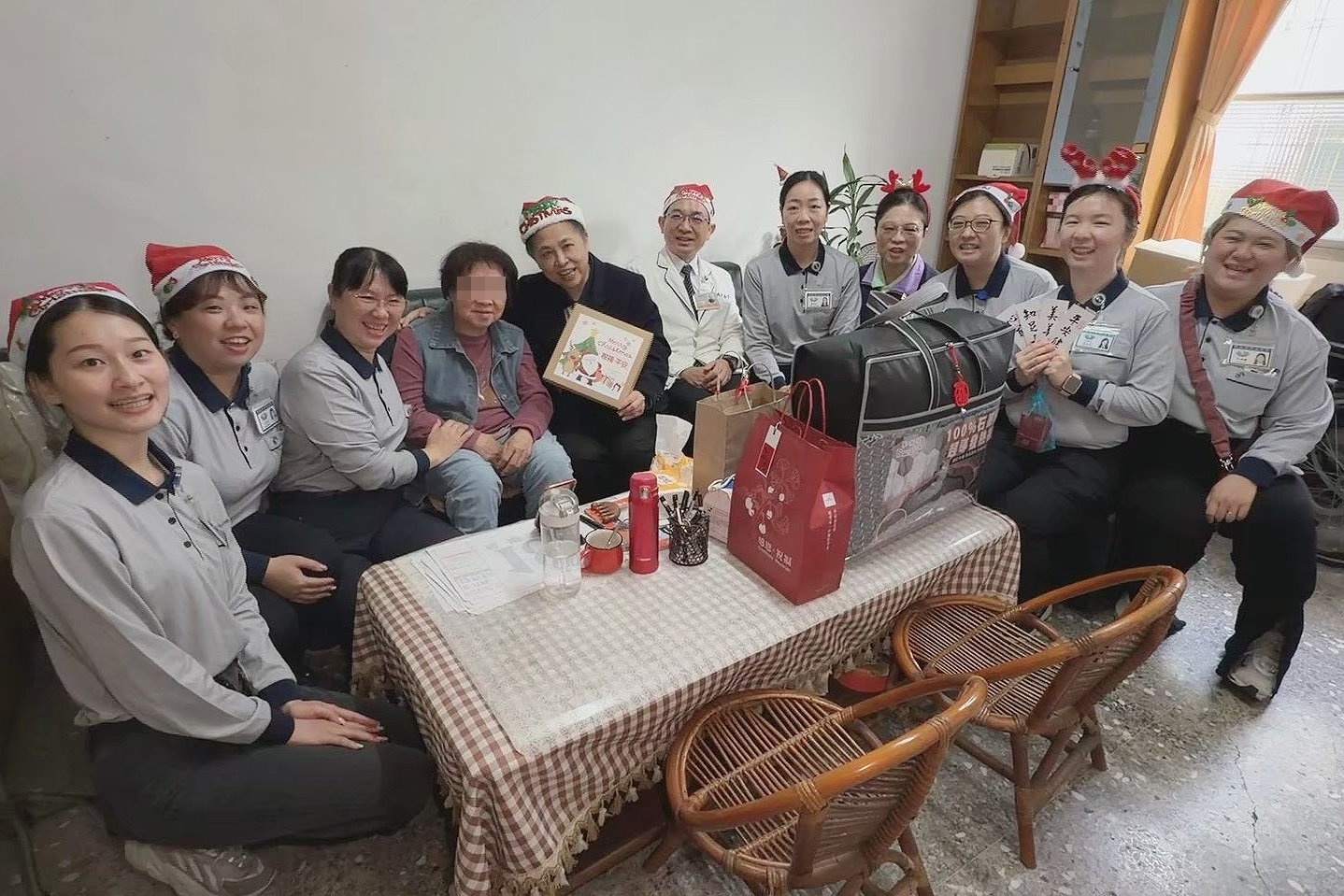 台中慈濟醫院副院長莊淑婷（左五）與慈濟臺中居家長照機構同仁前往案家關懷，展現慈濟長照體系串聯醫療與社區資源，持續推動「醫養合一」的全人照顧精神。