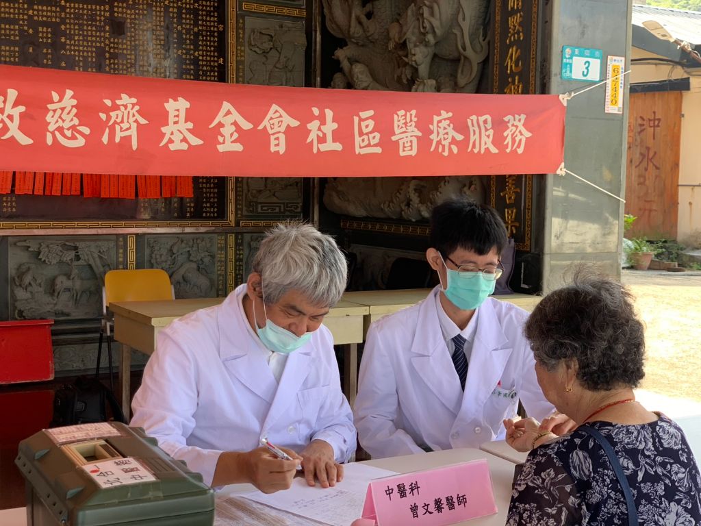 北區人醫貢寮福隆義診，曾文馨中醫師(左)仔細問診開藥，西醫PGY蔡幸甫醫師(中)也為長者進行衛教測量脈博，中西合璧並肩合作。