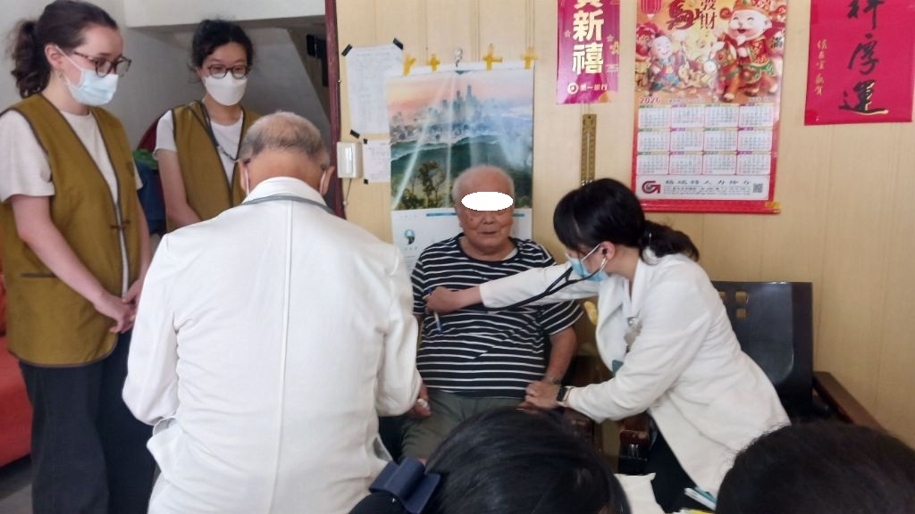 醫師邱玟惠(右)為黃阿公仔細聽診，發現他的健康情況比以前好很多。