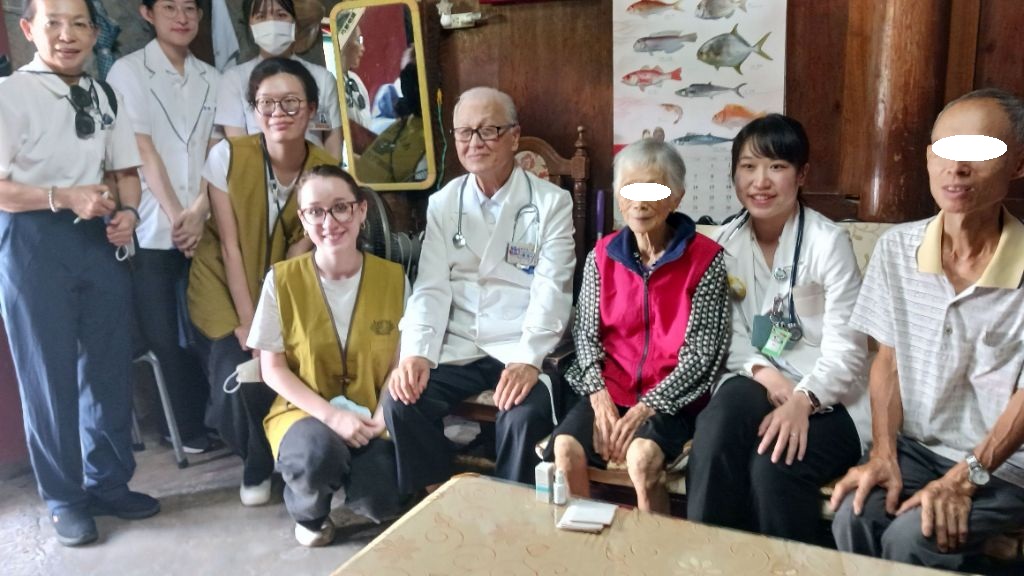 北區人醫會貢寮義診活動。往診第一線由沈士雄(中)醫師帶領醫護與志工團隊，深入偏鄉關懷長著的健康。