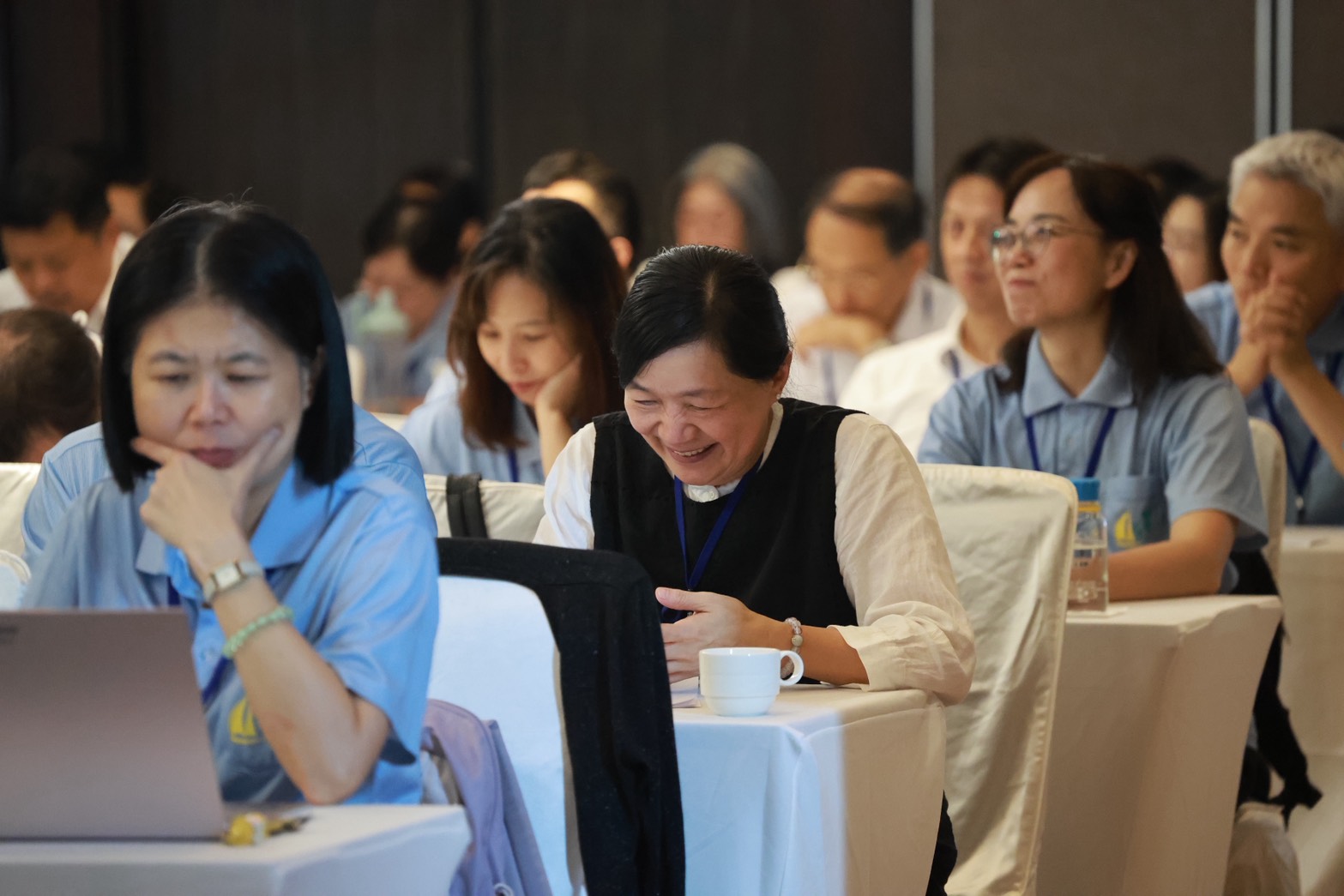 與會者不論是行政決策或是第一線醫療人員，都專注聆聽互動，共同期待為東部創造堅韌永續的醫療環境。