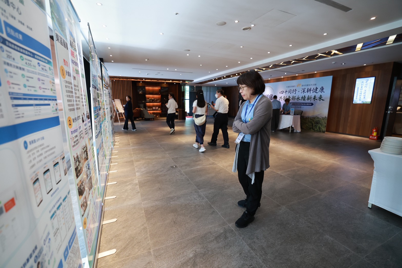 場內呈現花東區各界第一階段健康台灣深耕計畫海報展現成果，將由與會人士票選最佳人氣獎。