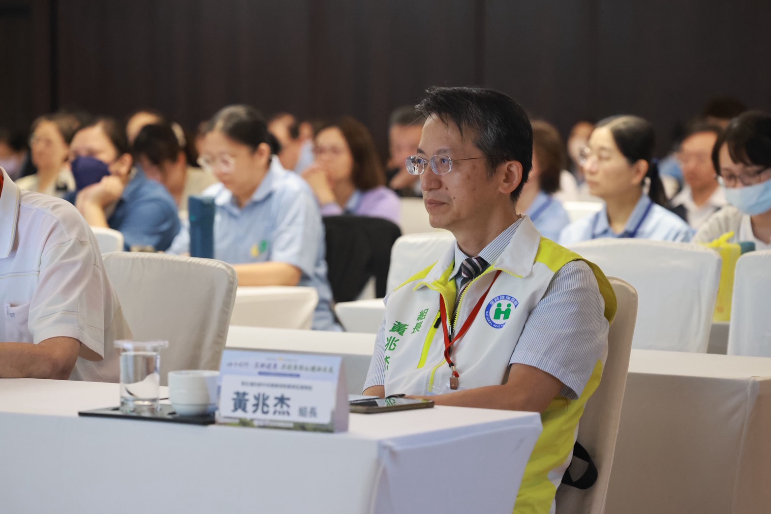 與會者不論是行政決策或是第一線醫療人員，都專注聆聽互動，共同期待為東部創造堅韌永續的醫療環境。
