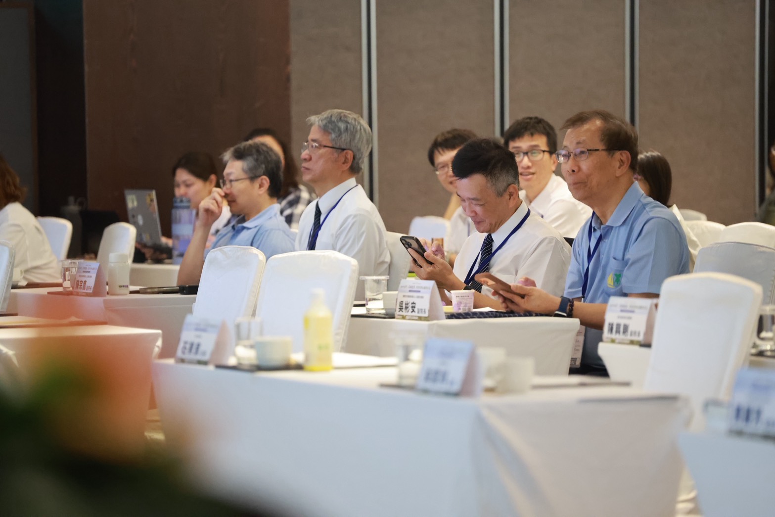 與會者不論是行政決策或是第一線醫療人員，都專注聆聽互動，共同期待為東部創造堅韌永續的醫療環境。