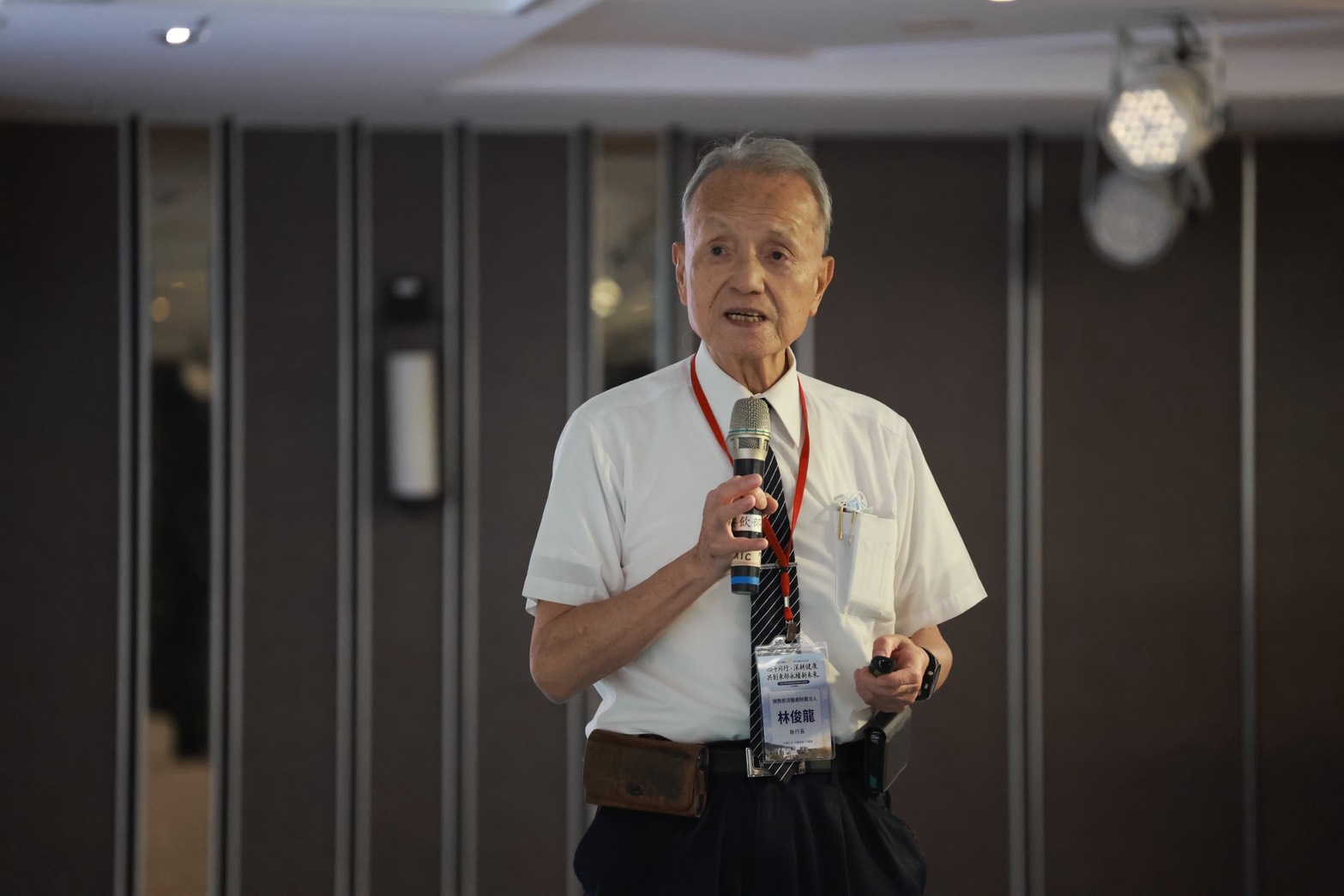 慈濟醫療法人林俊龍執行長以醫療人文切入，強調環保蔬食以促進健康。