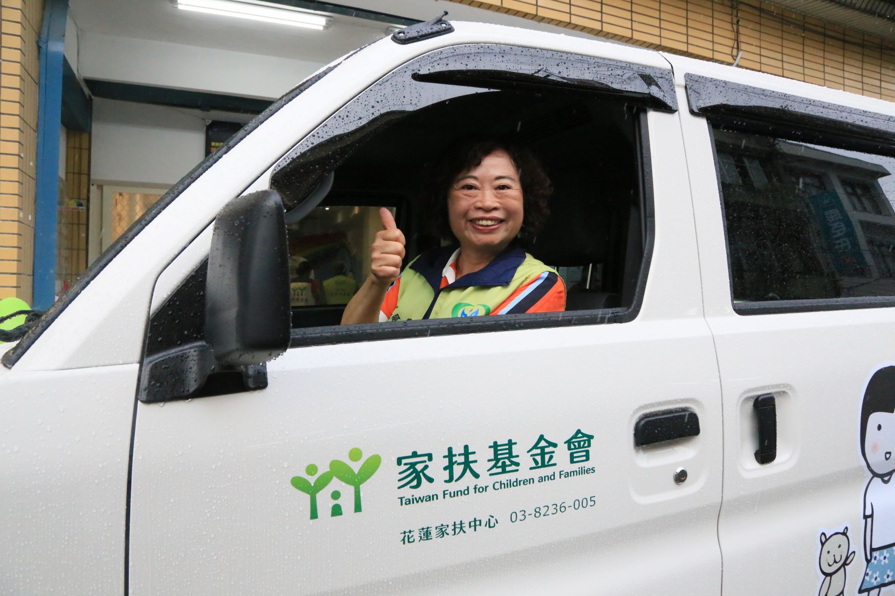 謝紅玉看到這輛圓夢專車順利交接，心中充滿感動