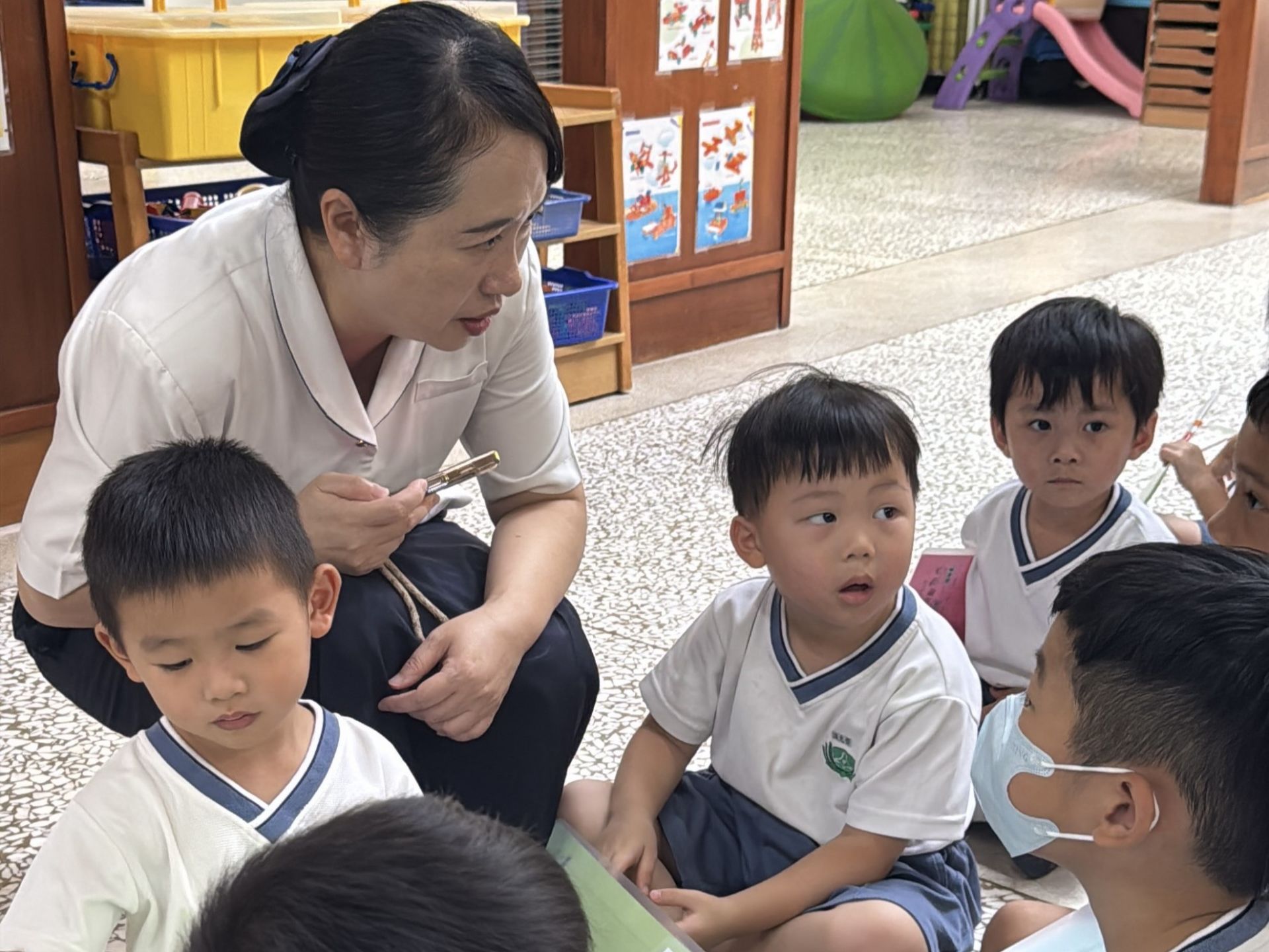 逸貞校長也特地來到慈中附幼為生活教育闖關活動揭開序幕並為孩子們加油打氣。