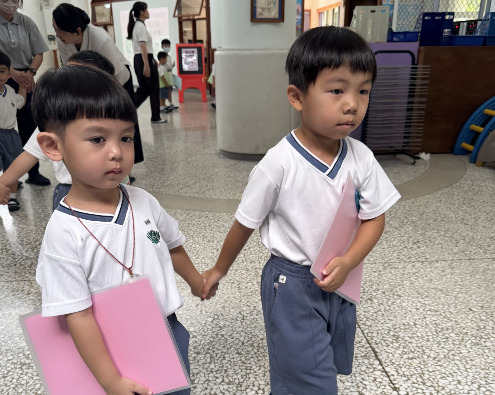 兩位孩子為一組互相擔任對方的小天使彼此照顧並提醒陪伴進行闖關。