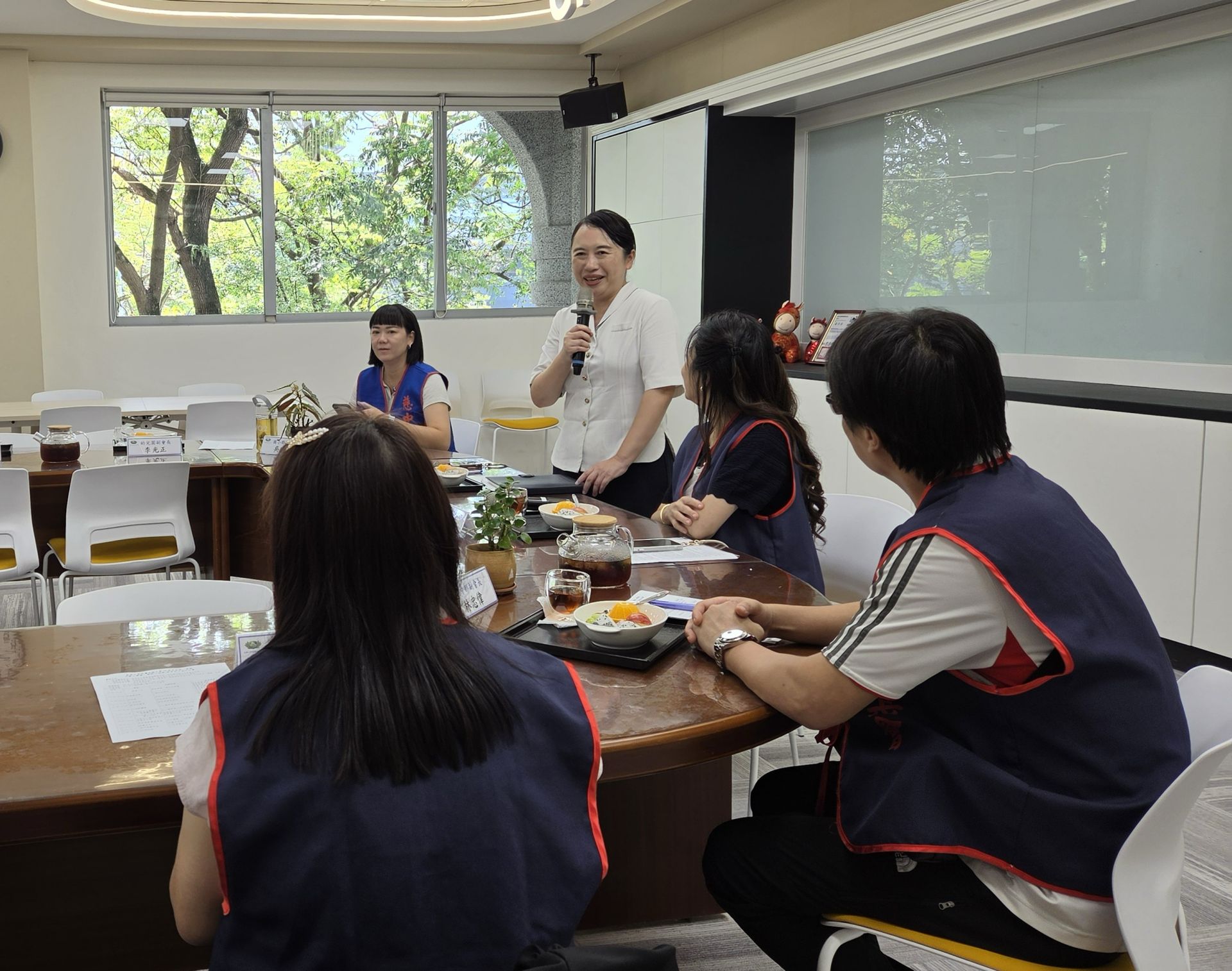 校長向長期投入校園服務的家長志工表達感恩與敬意