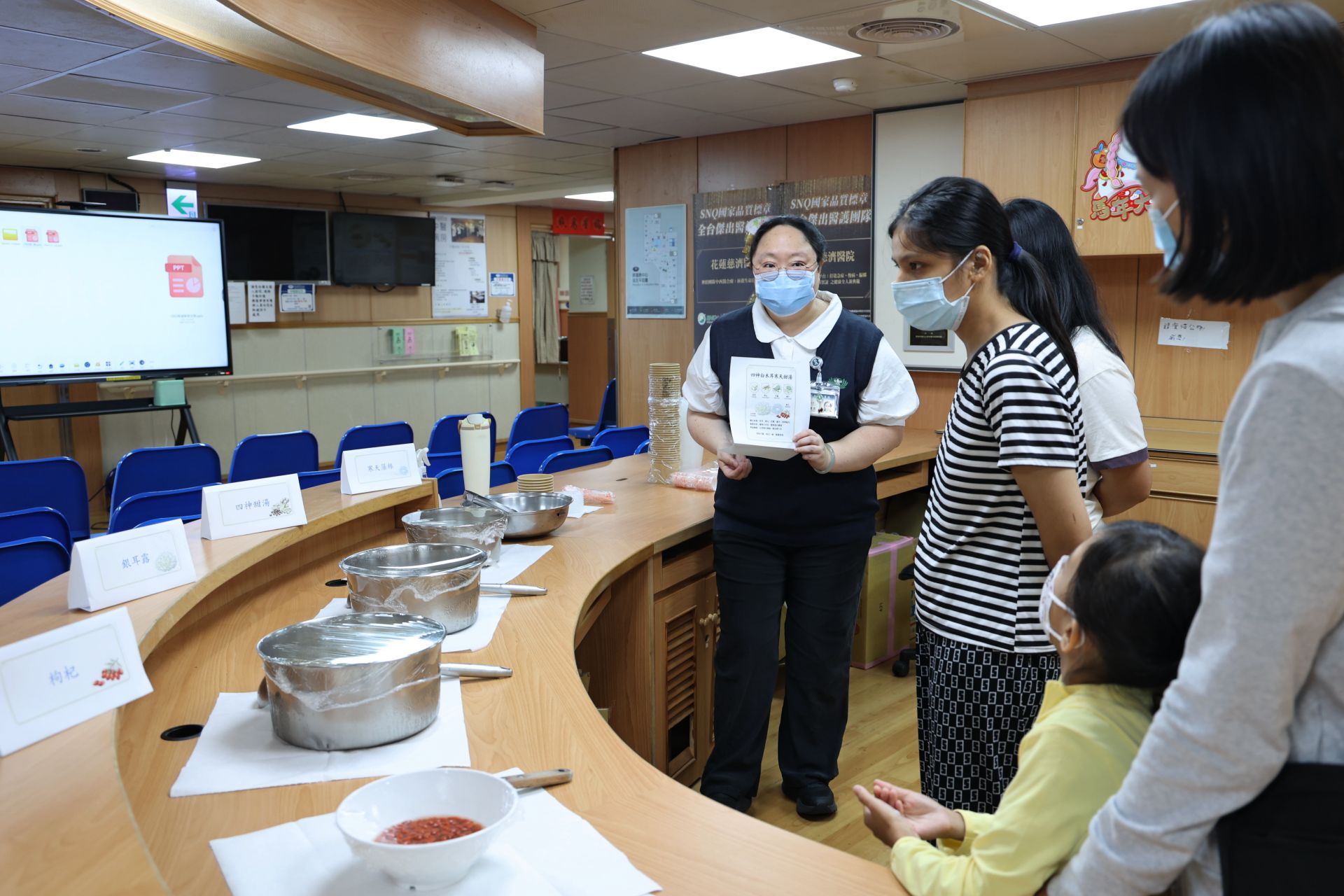 營養師童麗霞(左)特別設計適合代謝性疾病患者的「四神美顏湯」,以四神為基底,加入白木耳、寒天、枸杞及冰糖,將鹹四神湯改成甜點,不僅增加孩子接受度,也提供低蛋白飲食不同選擇。