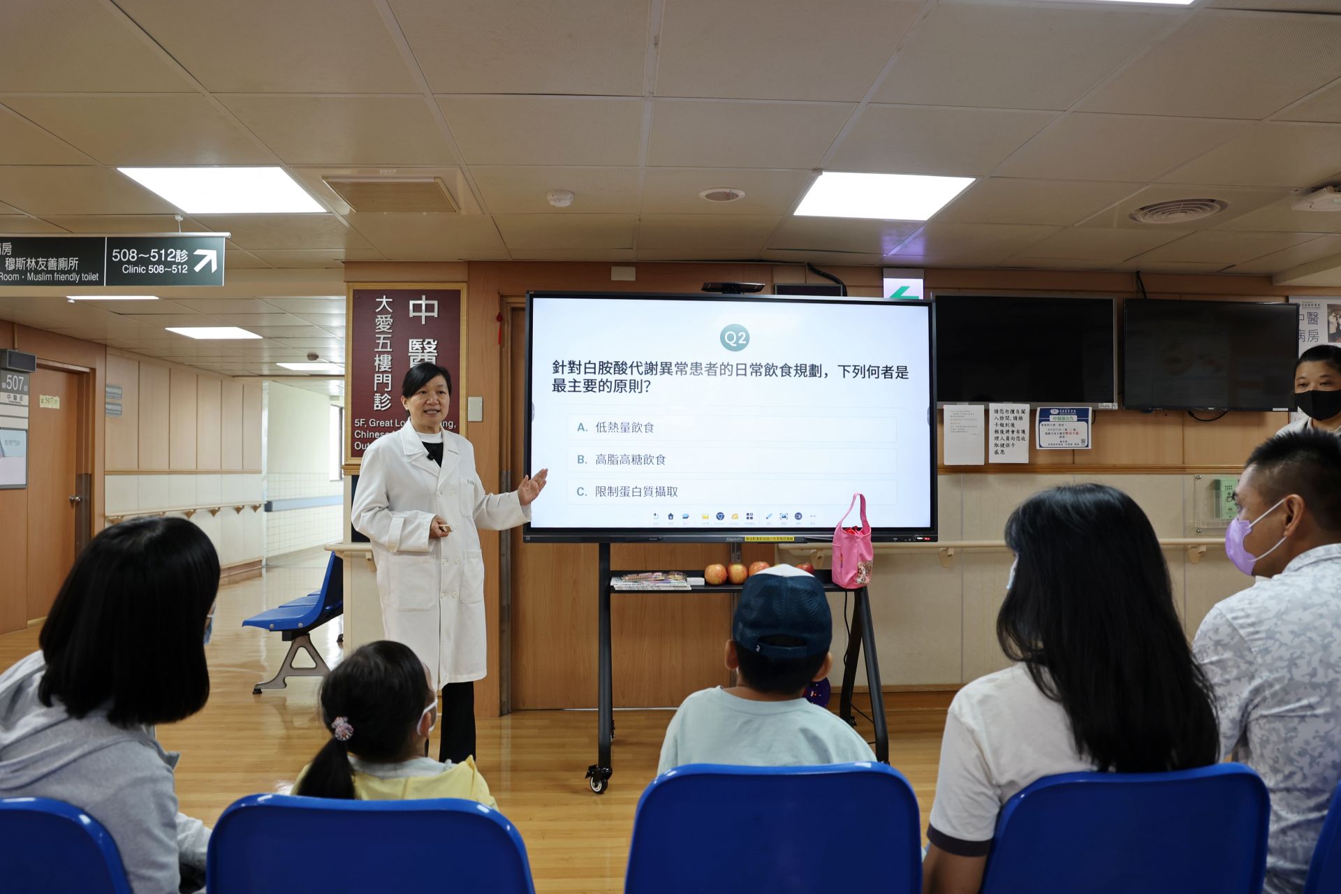 遺傳諮詢中心主任朱紹盈表示,部分先天代謝異常疾病患者因無法正常代謝特定胺基酸,飲食治療是疾病照護的重要一環,必須限制蛋白質攝取。