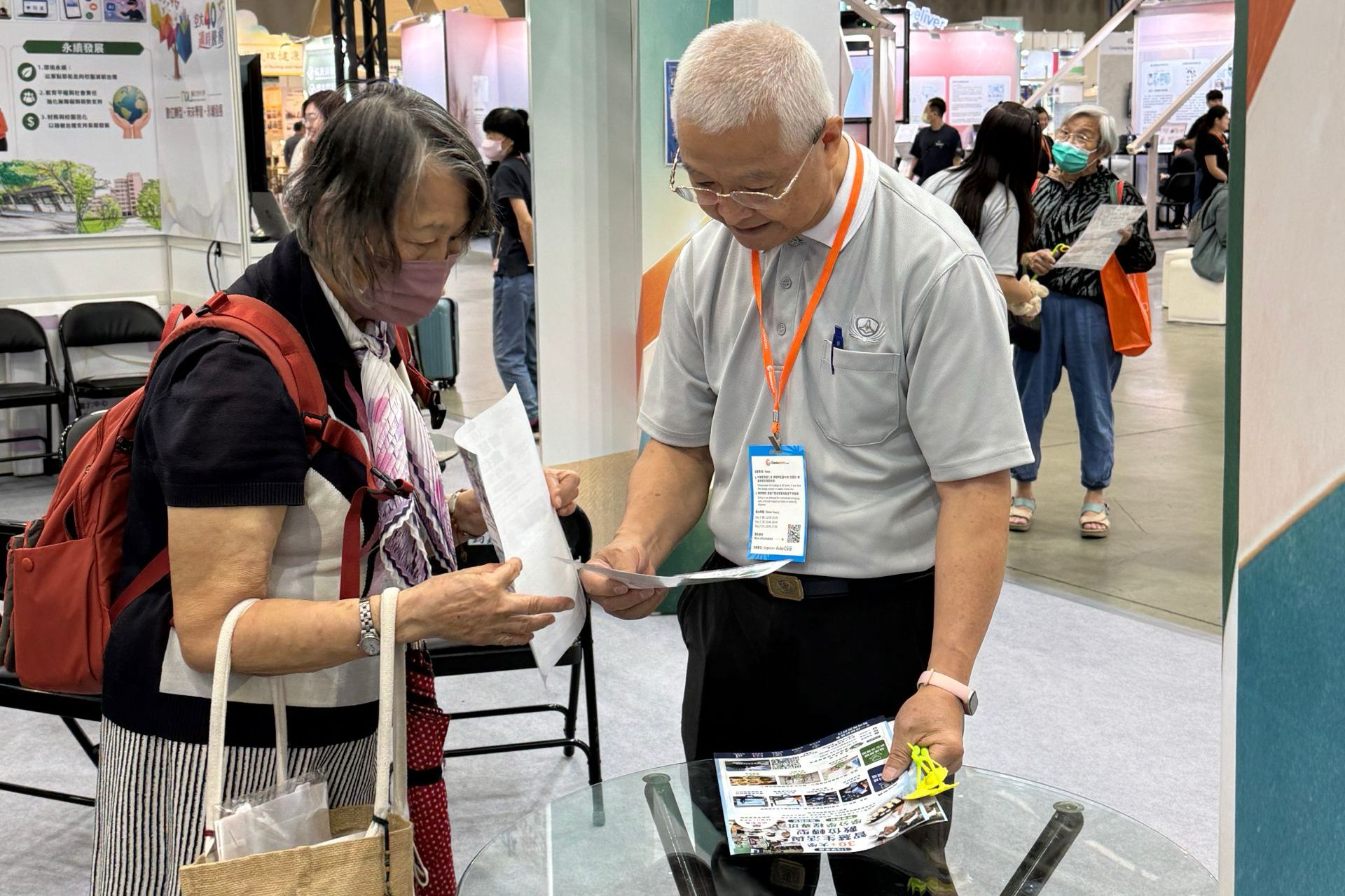 羅瑞鑫同學(右)為民眾解說