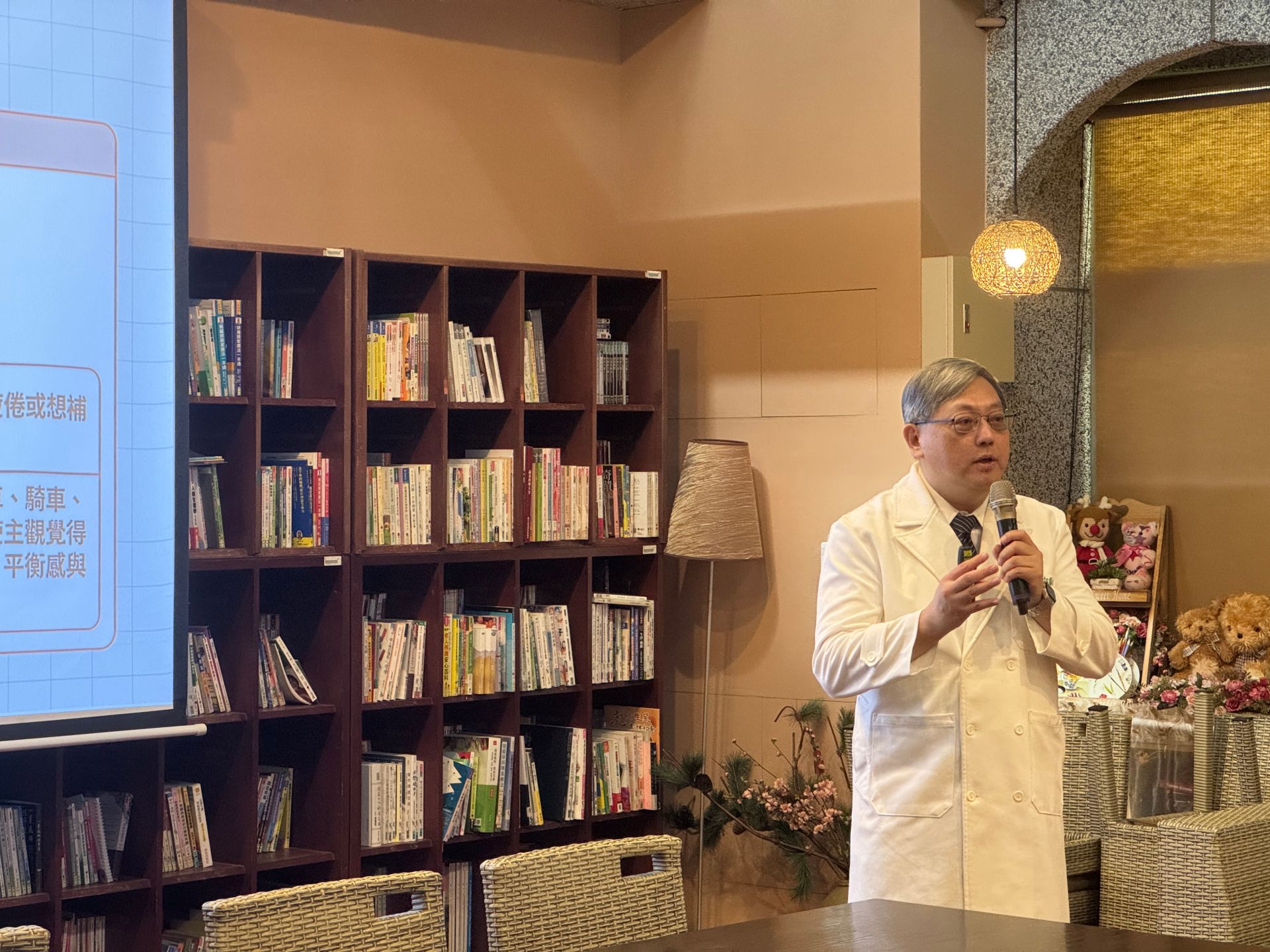花蓮慈濟醫院精神科陳紹祖醫師以「正確用藥,從正確就醫開始」為題,提醒民眾多重用藥、重複用藥、自行停藥或調整劑量,都可能增加健康風險。
