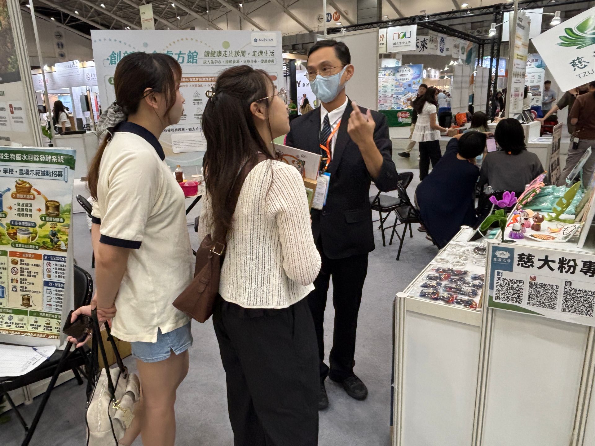 人文處劉議鍾主任帶領同仁駐點,親切向觀展民眾介紹服務歷程