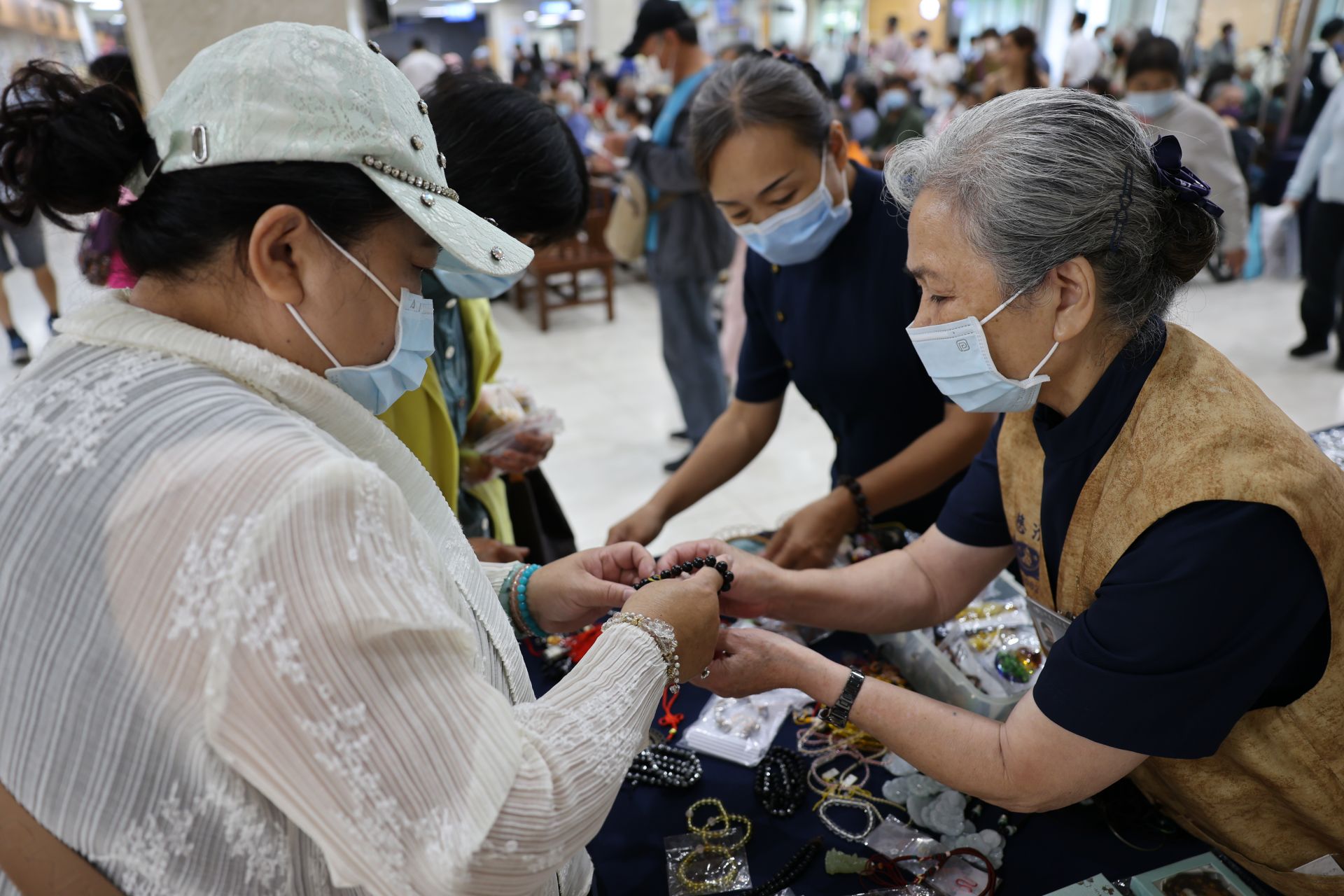 花蓮慈濟醫院醫療志工與馨香團隊10月6日在大廳舉辦募心募愛活動,邀請就醫鄉親、同仁一起援助尼泊爾重建家園。