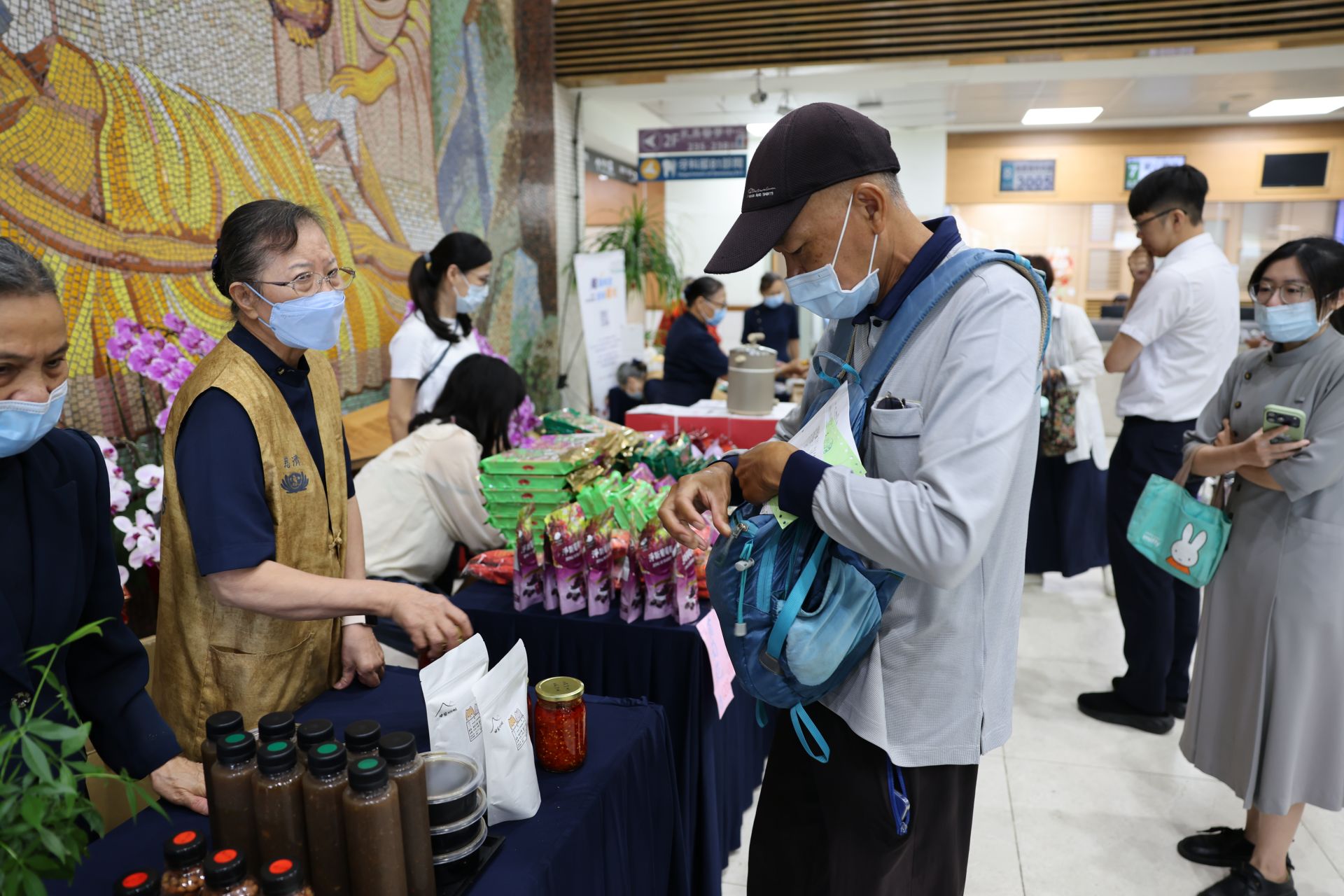 花蓮慈濟醫院醫療志工與馨香團隊10月6日在大廳舉辦募心募愛活動,邀請就醫鄉親、同仁一起援助尼泊爾重建家園。