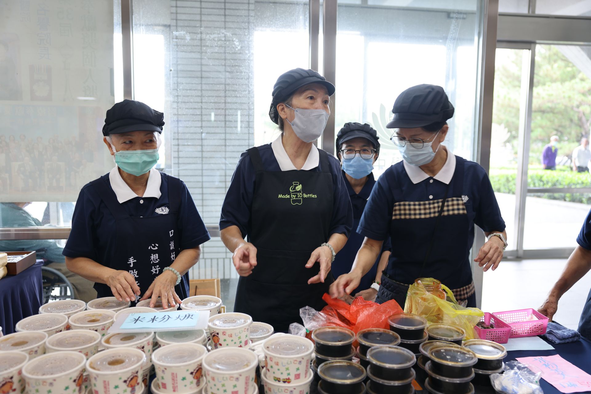 宜蘭區志工準備500碗米粉羹。