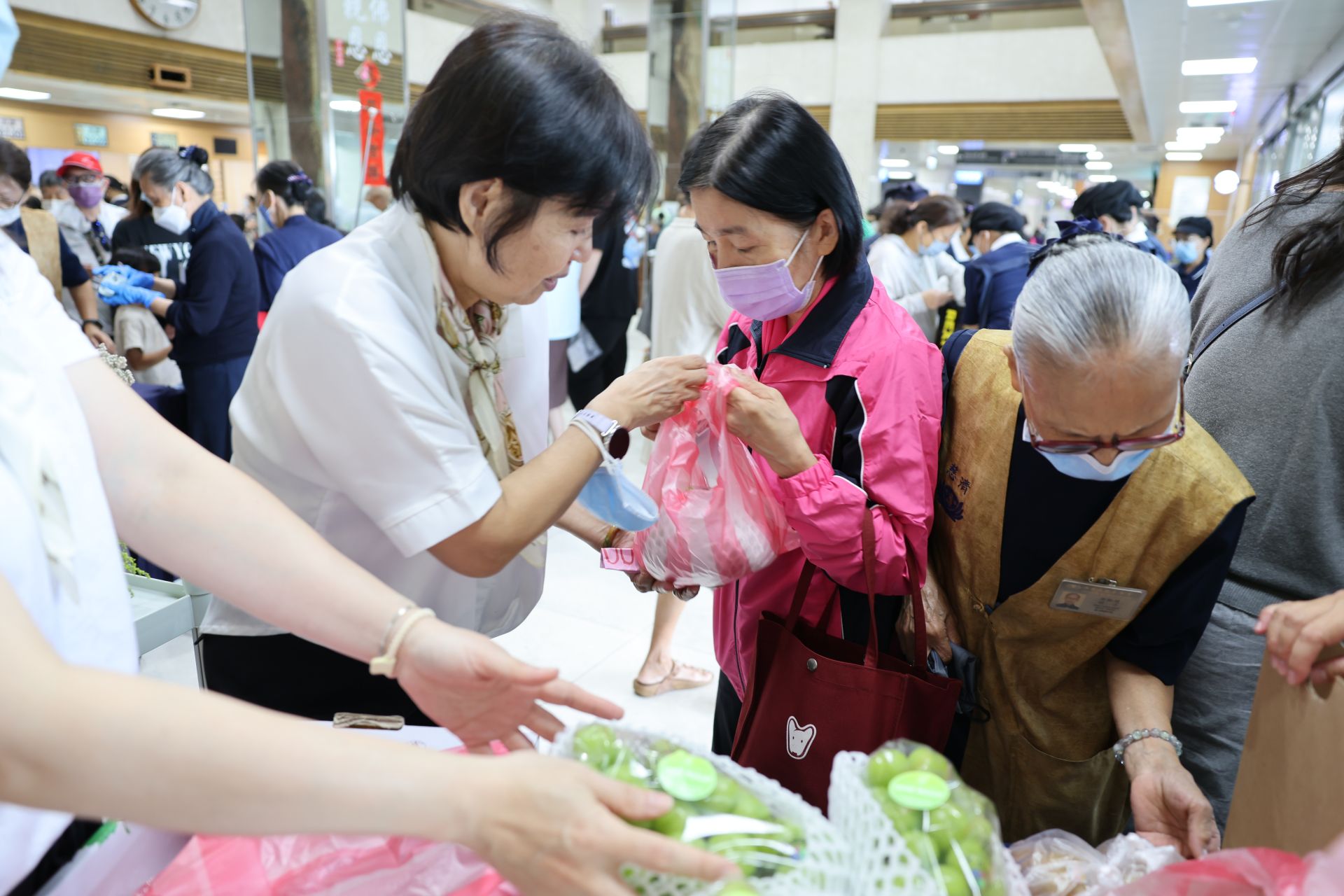 花蓮慈濟醫院醫療志工與馨香團隊10月6日在大廳舉辦募心募愛活動,邀請就醫鄉親、同仁一起援助尼泊爾重建家園。