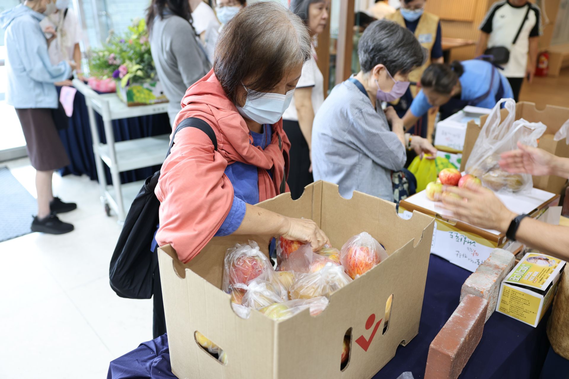 花蓮慈濟醫院醫療志工與馨香團隊10月6日在大廳舉辦募心募愛活動,邀請就醫鄉親、同仁一起援助尼泊爾重建家園。